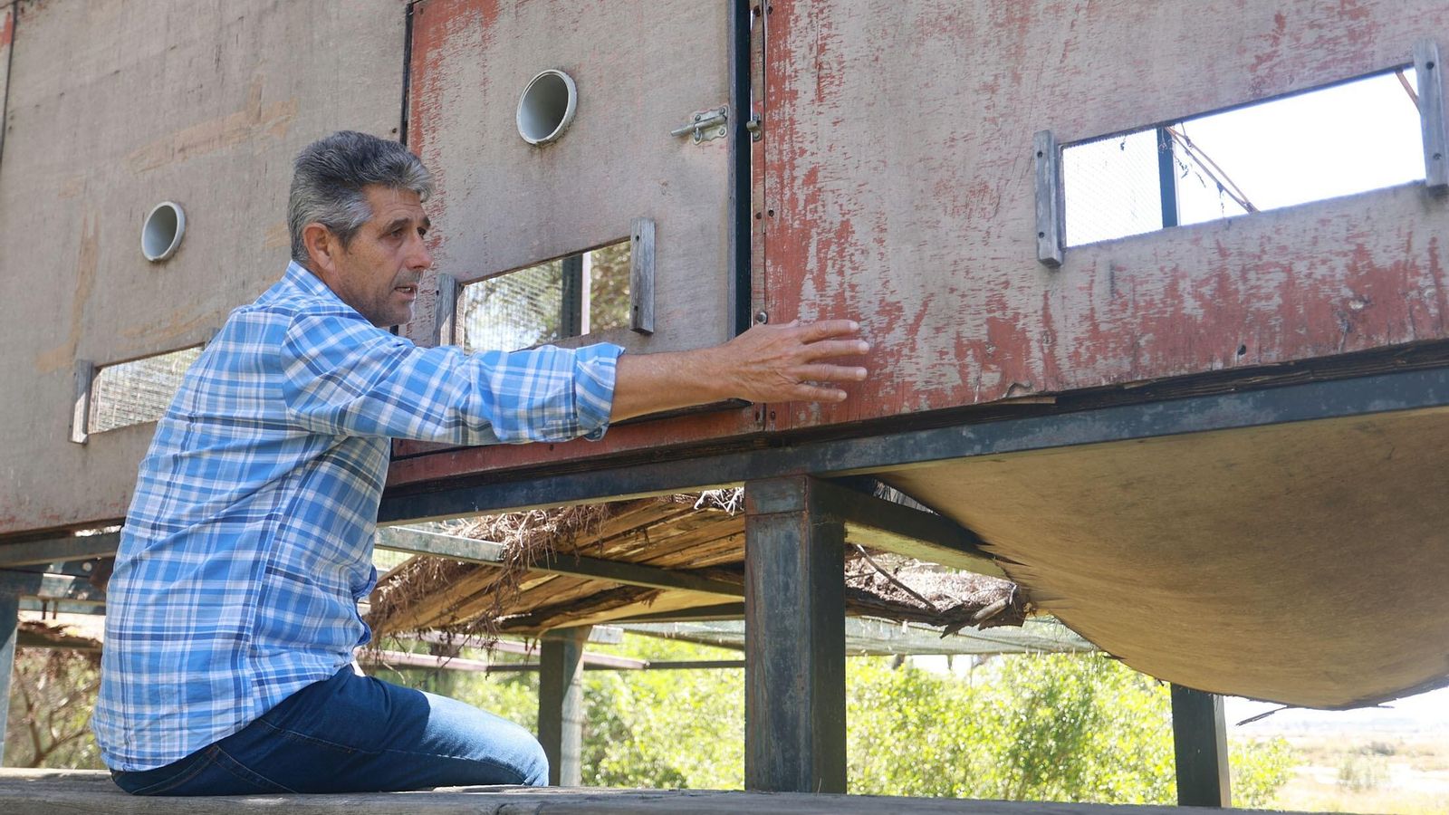 El ornitólogo José Manuel Sayago, junto a las jaulas de hacking.