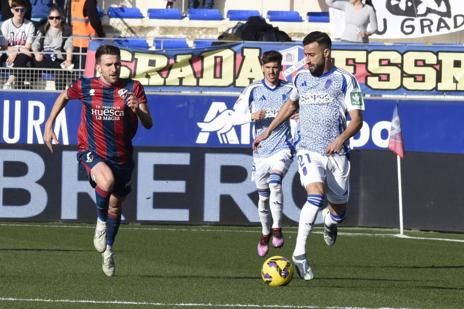 Carlos Neva, al fondo antes de lesionarse en Huesca