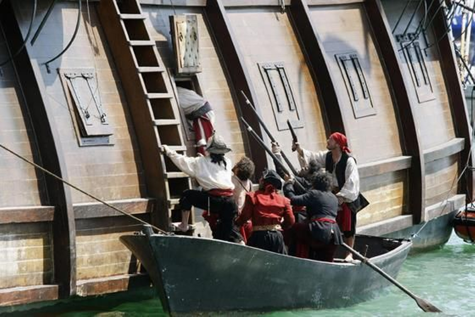 El rodaje del anuncio que el oscarizado Tom Hooper prepara para la marca de ron Capitán Morgan vuelve a Puerto Sherry. 

Foto: Fito Carreto