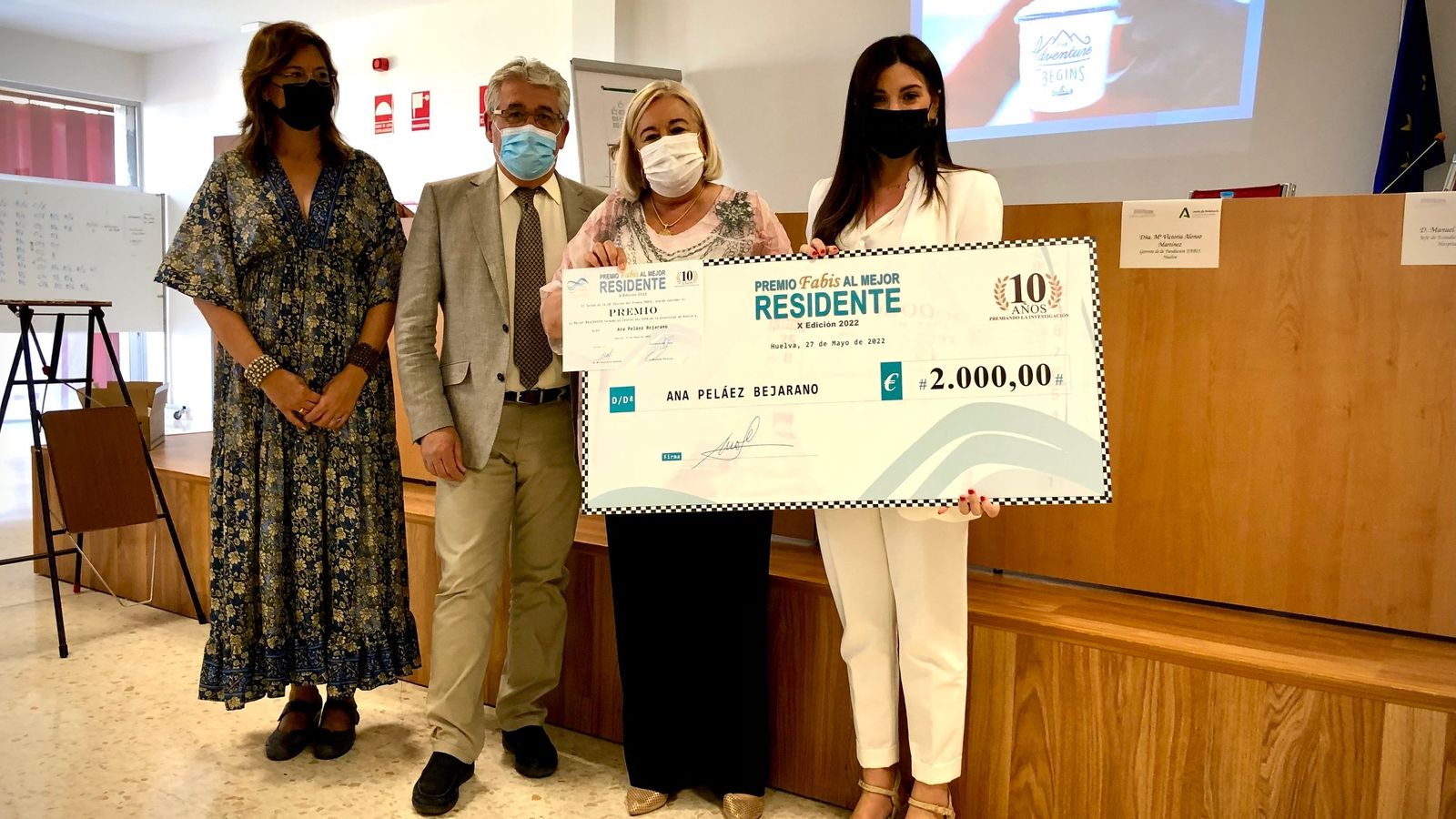 Ana Peláez recibe la beca Fabis.