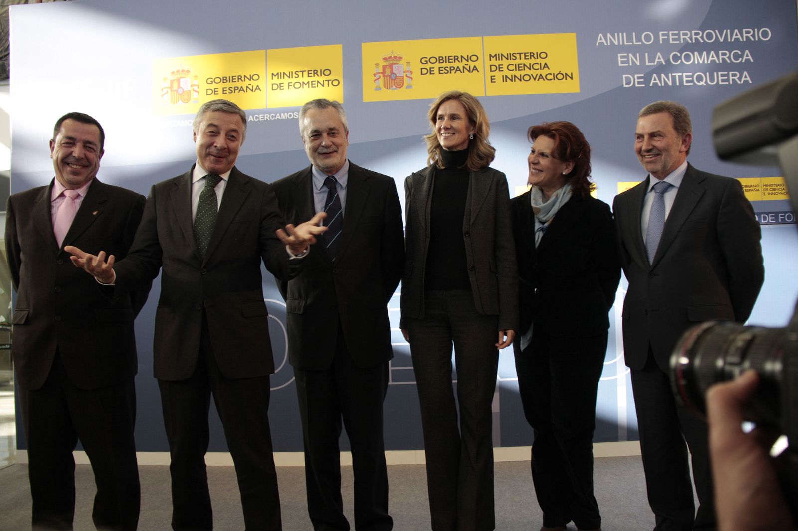 Blanco, Griñán y Garmendia, en el centro de la foto, en 2011, cuando se presentó el anillo ferroviario.
