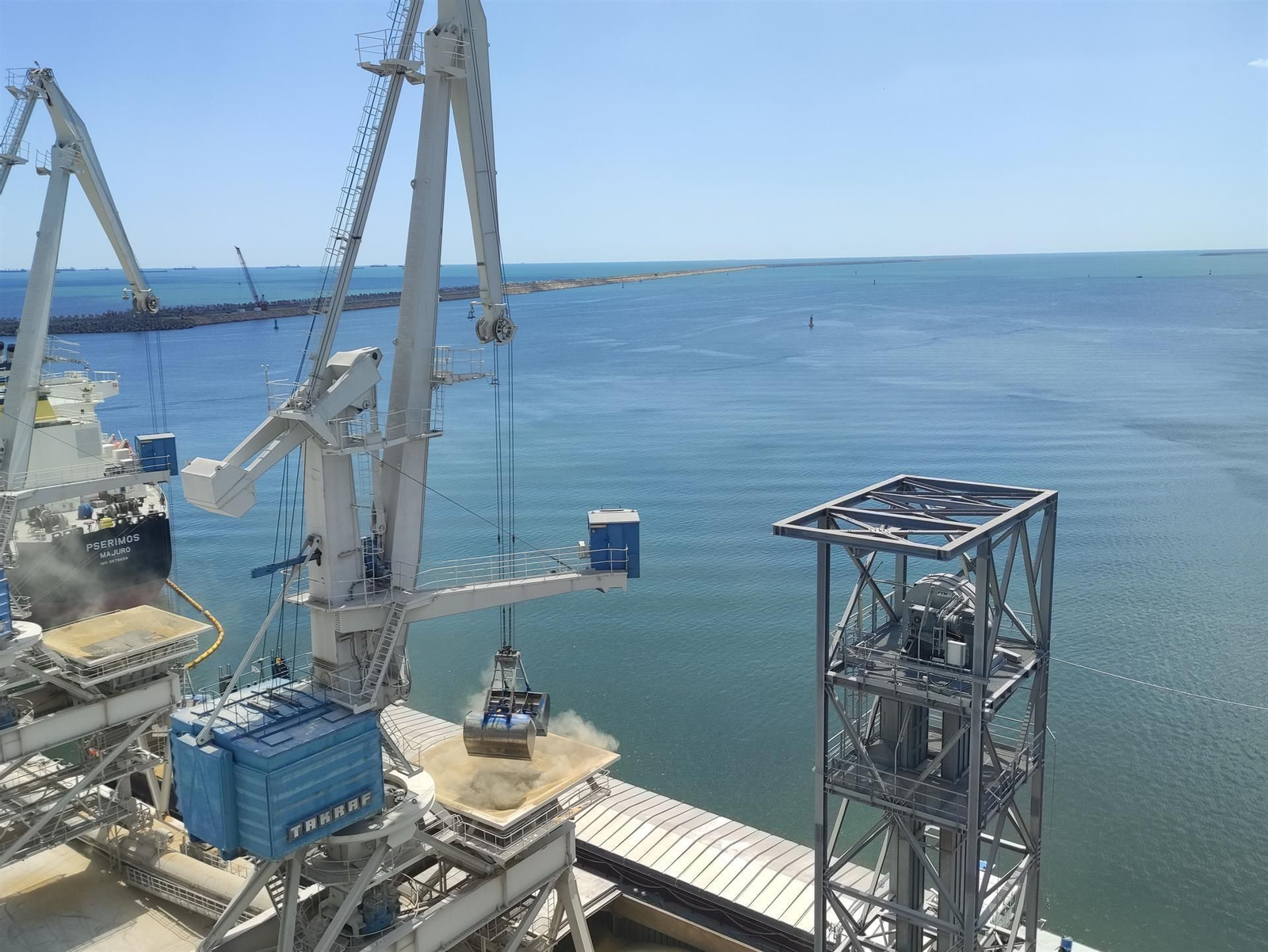 Imagen de archivo de un barco de cereales durante el proceso de carga.