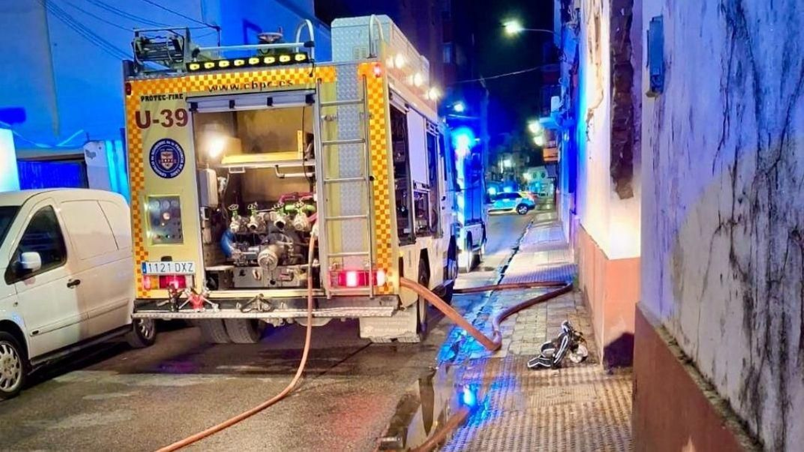 Los bomberos, durante la noche del pasado domingo.