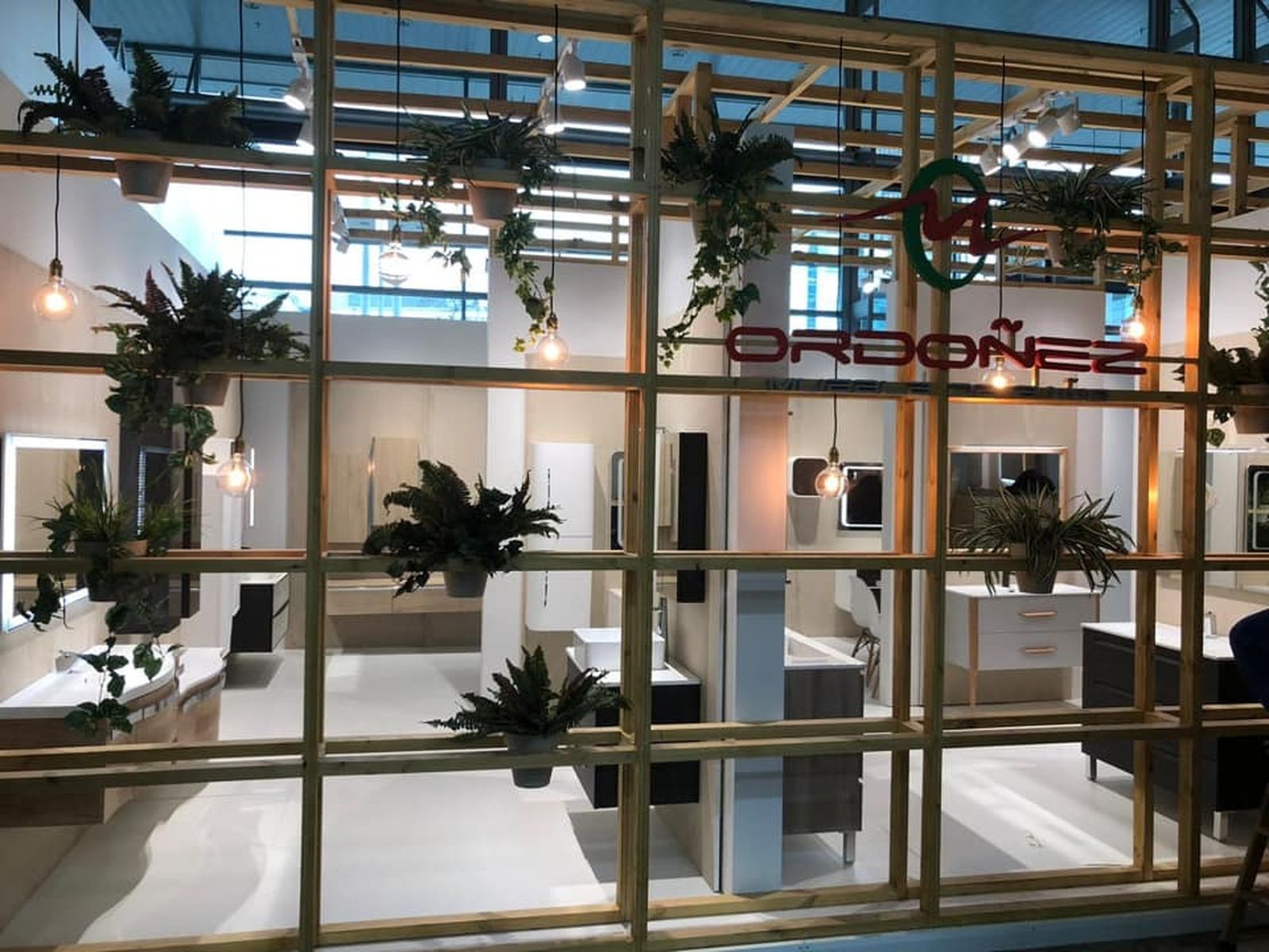 Expositor de Muebles Ordóñez en una muestra en Frankfurt.