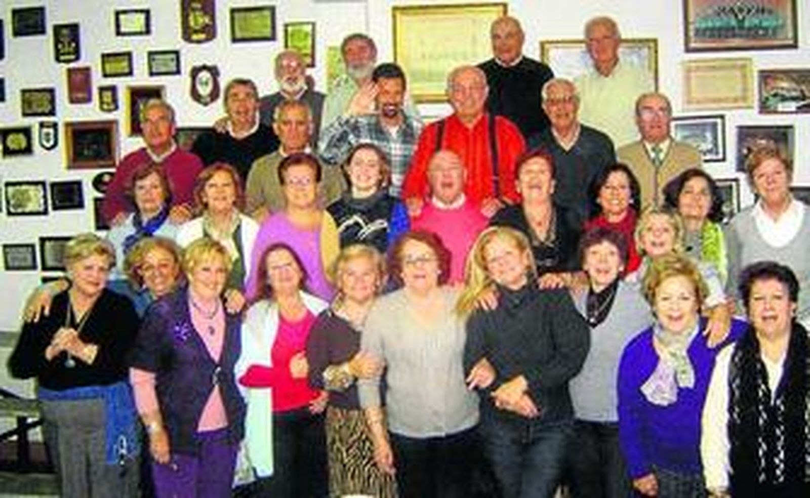 Foto de familia de la Coral de San Fernando el día de la convivencia.
