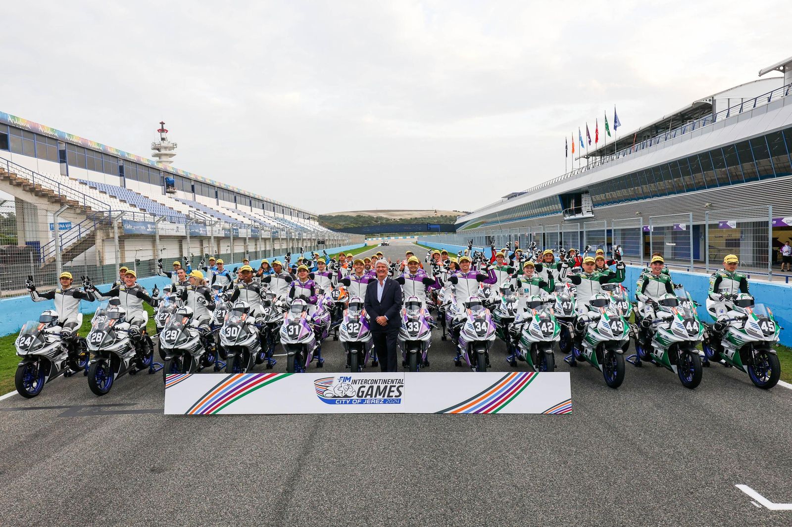 El presidente de la FIM, Jorge Veigas, con los pilotos de este nuevo campeonato.