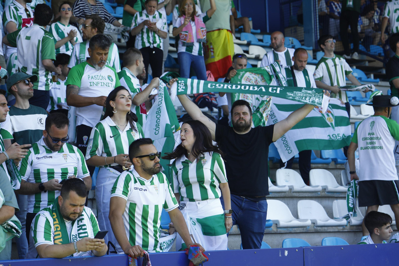 Las mejores fotos de la afición del Córdoba CF en el partido ante la Ponferradina en El Toralín Las mejores fotos de la afición del Córdoba CF en el partido ante la Ponferradina en El Toralín