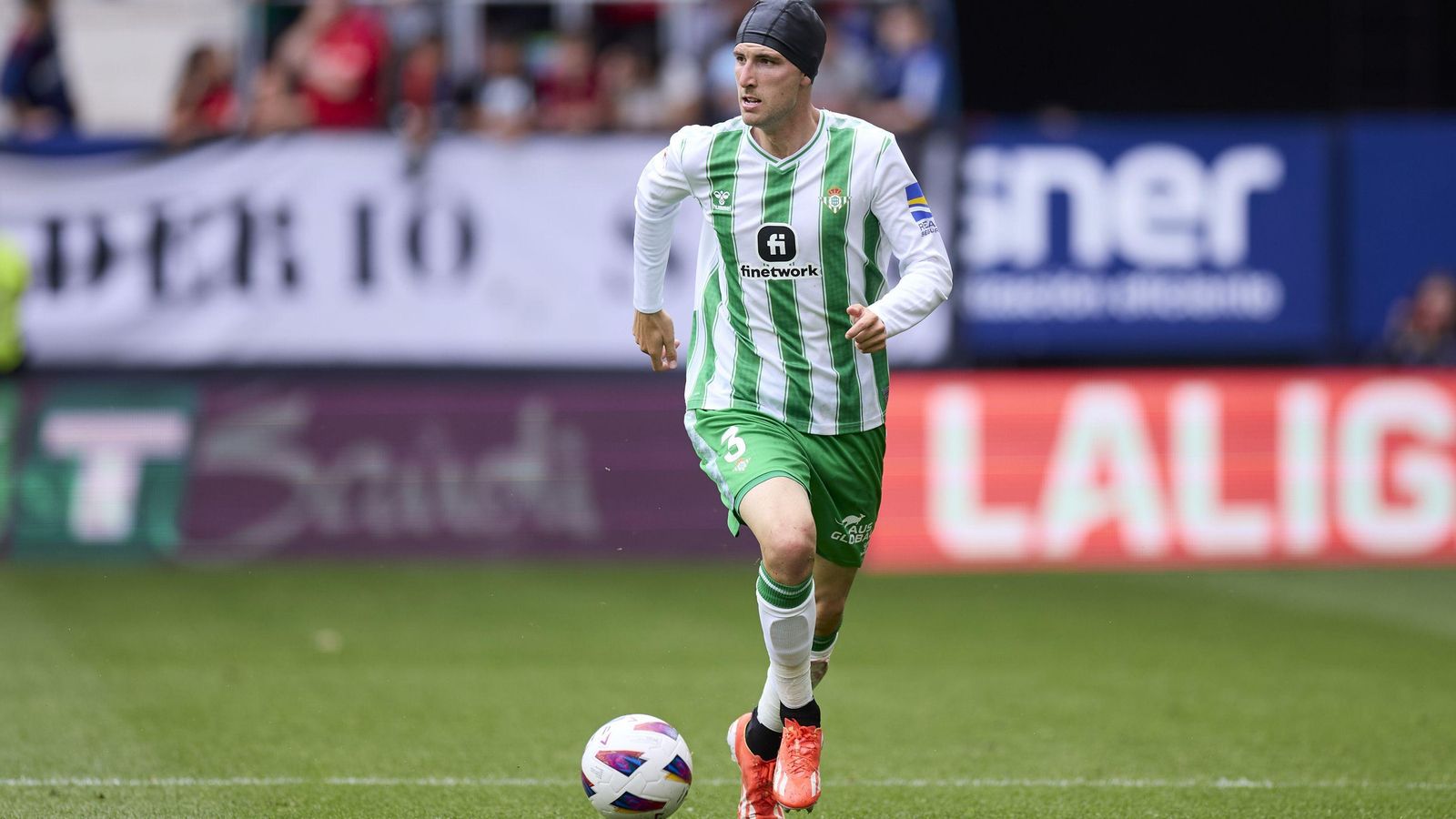 Miranda otea el horizonte para buscar el pase con el gorro de waterpolo.