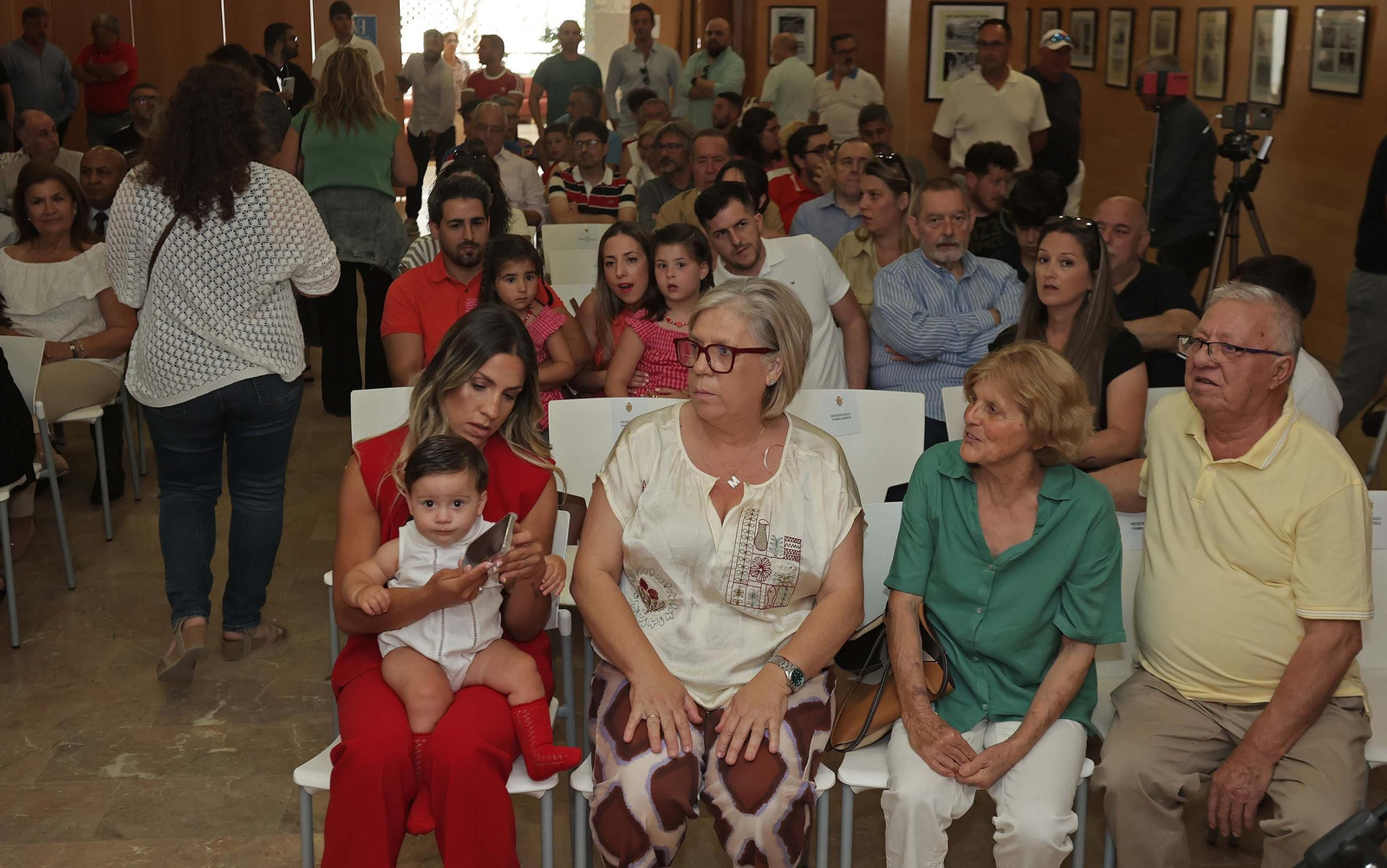 El acto de imposición de la insignia de la ciudad de Algeciras a Iván Turrillo, en imágenes