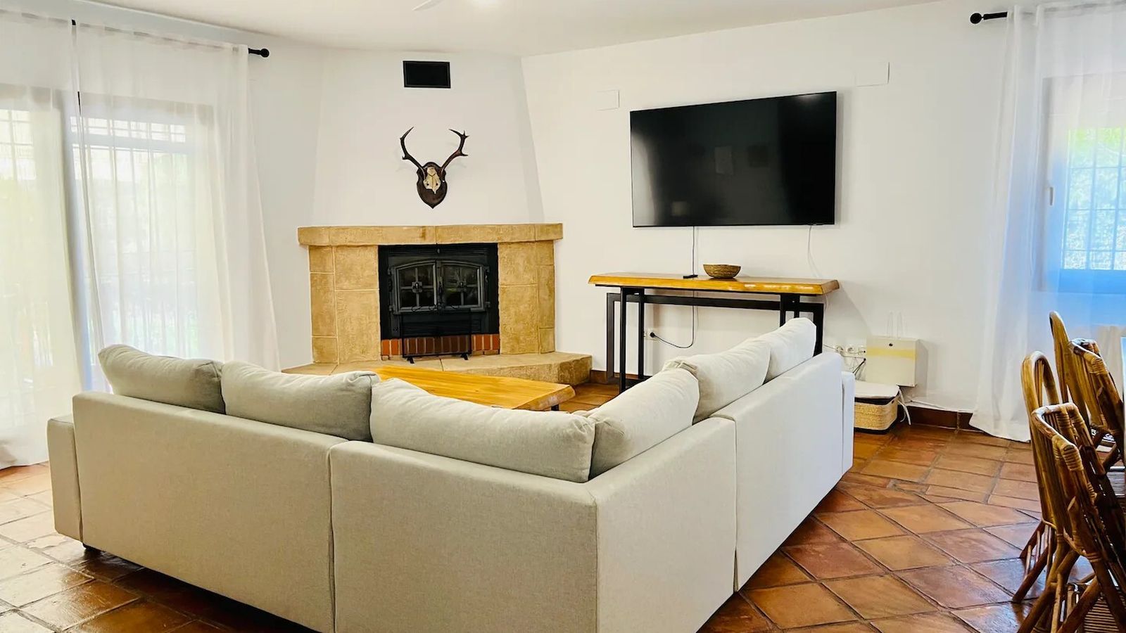 El salón de la villa cuenta con una reconfortante chimenea para los días de frío y lluvia