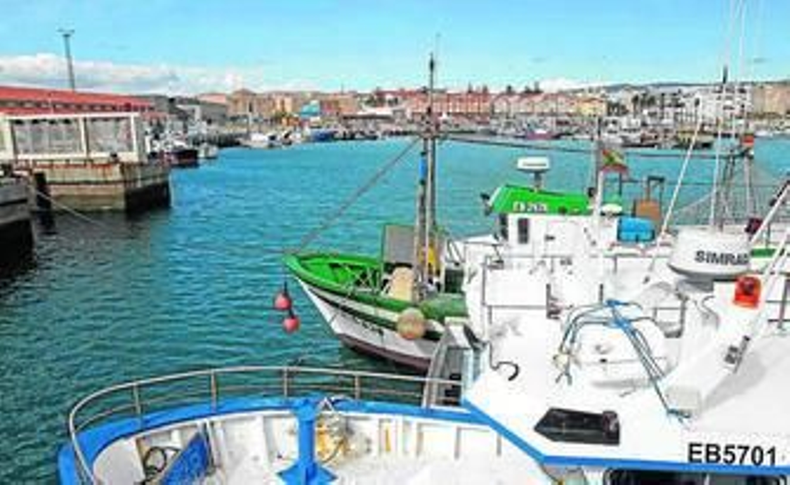 imagen de la flota pesquera de Tarifa amarrada a puerto, ayer a primera hora de la tarde.