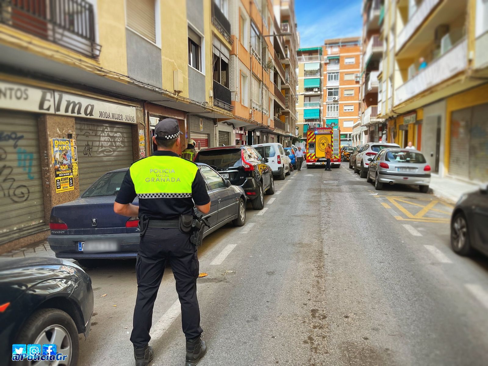Imagen de la Policía Local controlando el tráfico en la zona en la que se ha producido el escape de gas