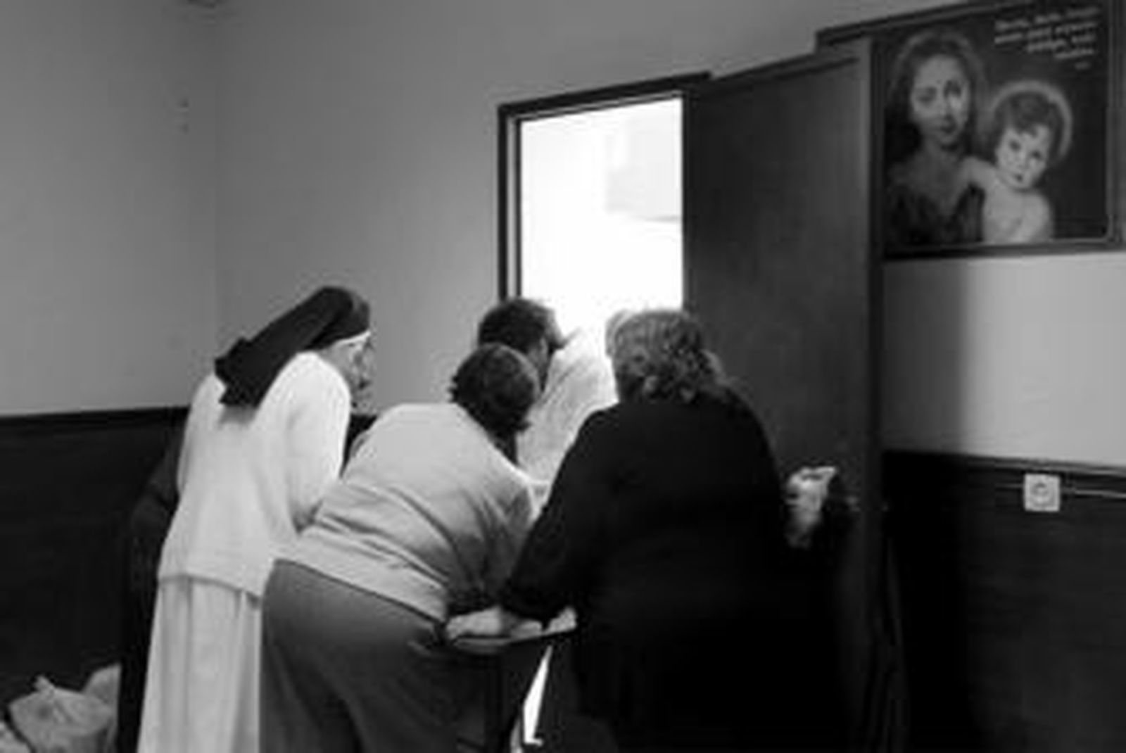 Voluntarios de Cáritas, durante la pasada campaña de Navidad, atendiendo a personas necesitadas.