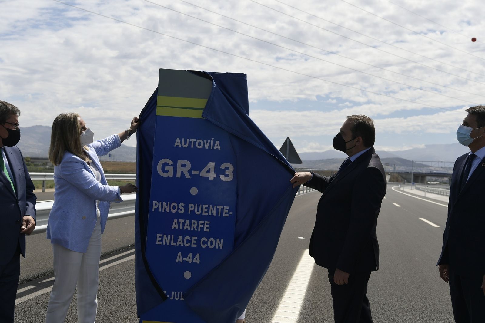 Marifrán Carazo y José Luis Ábalos descubren el hito kilométrico conmemorativo