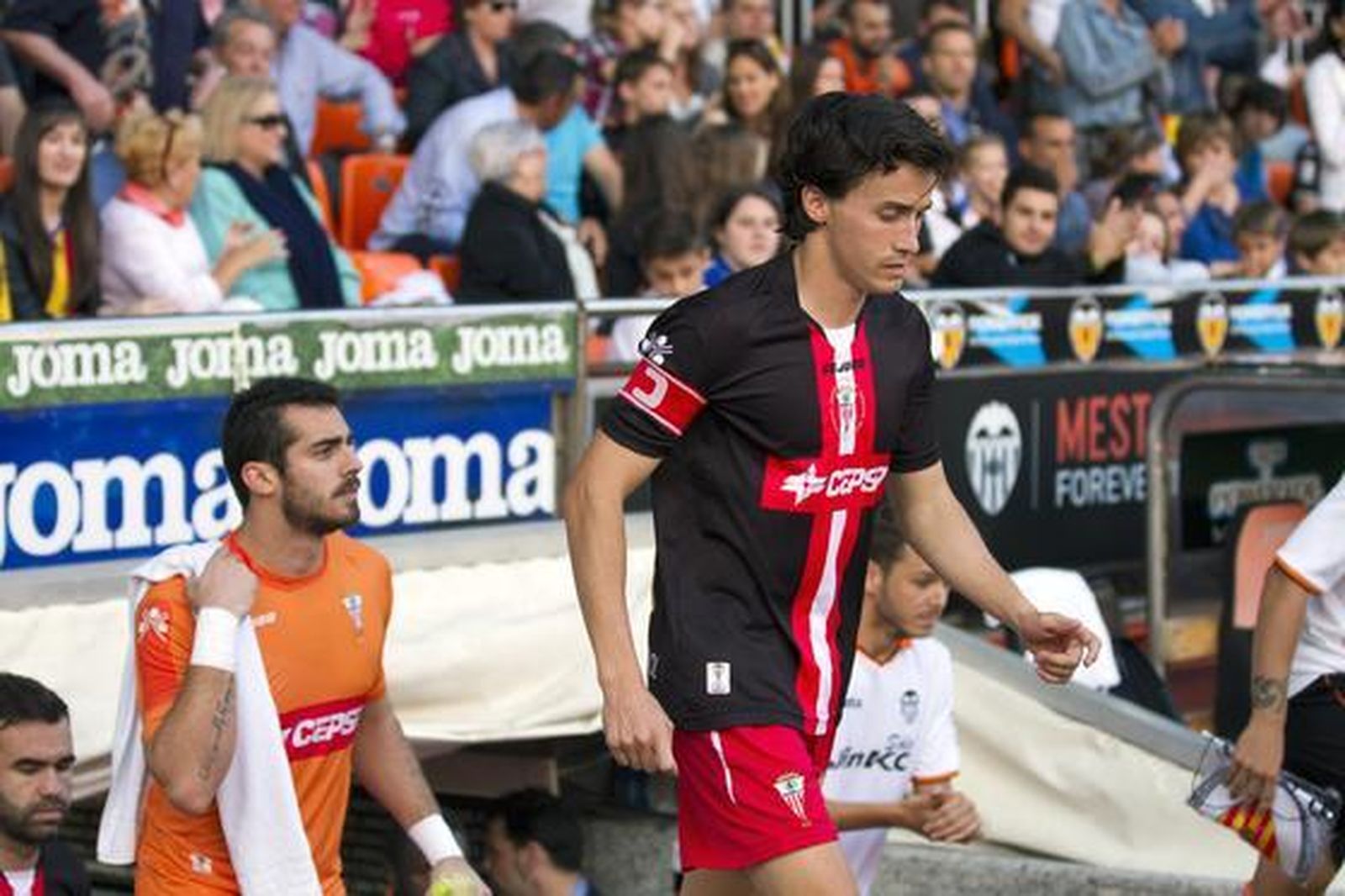 Los albirrojos consuman la pérdida de la categoría un año después de subir al caer en Valencia por 1-0  Foto: LOF