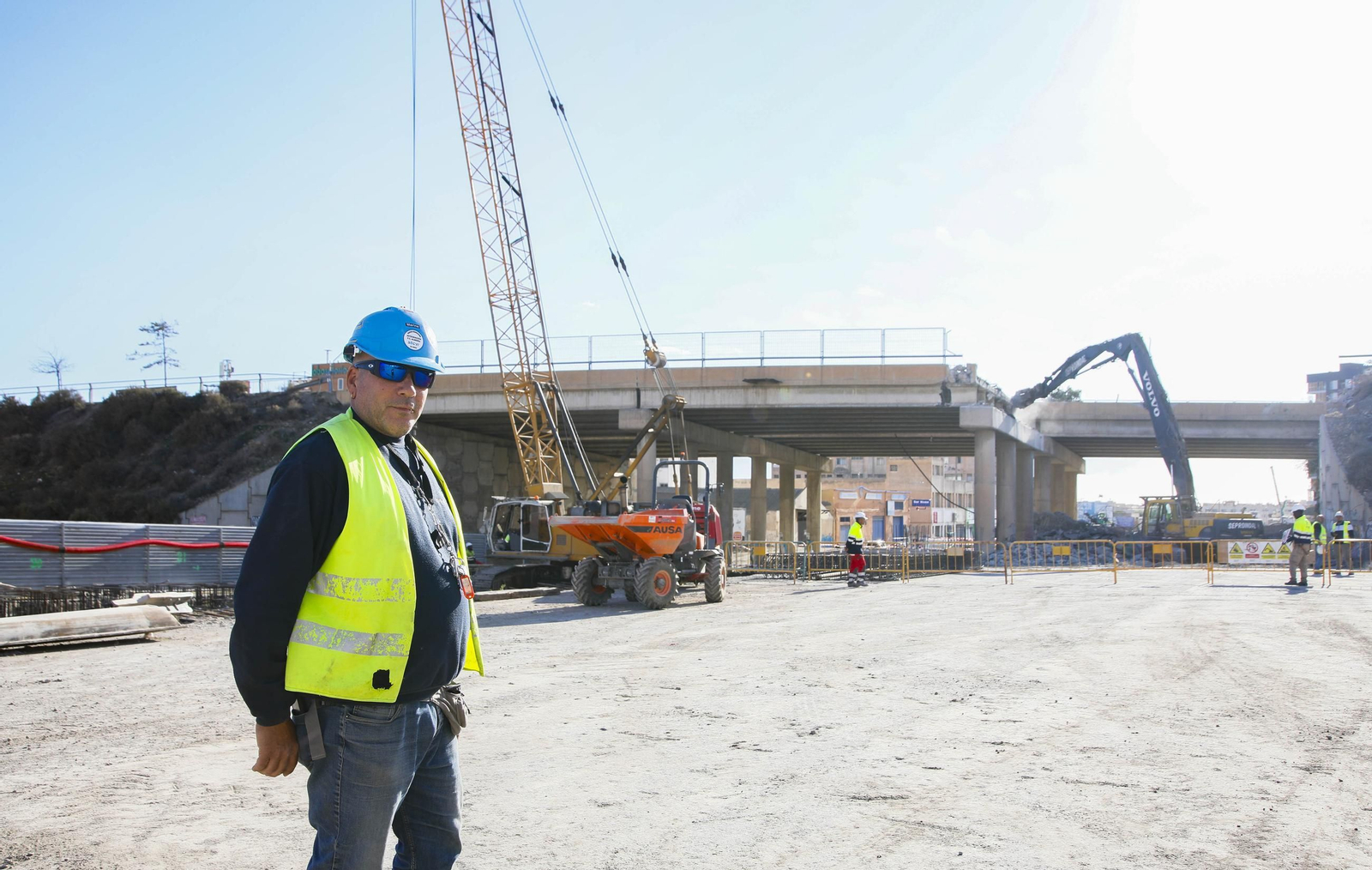 Las mejores imágenes del derribo en el puente de la autovía del aeropuerto y el túnel de La Goleta