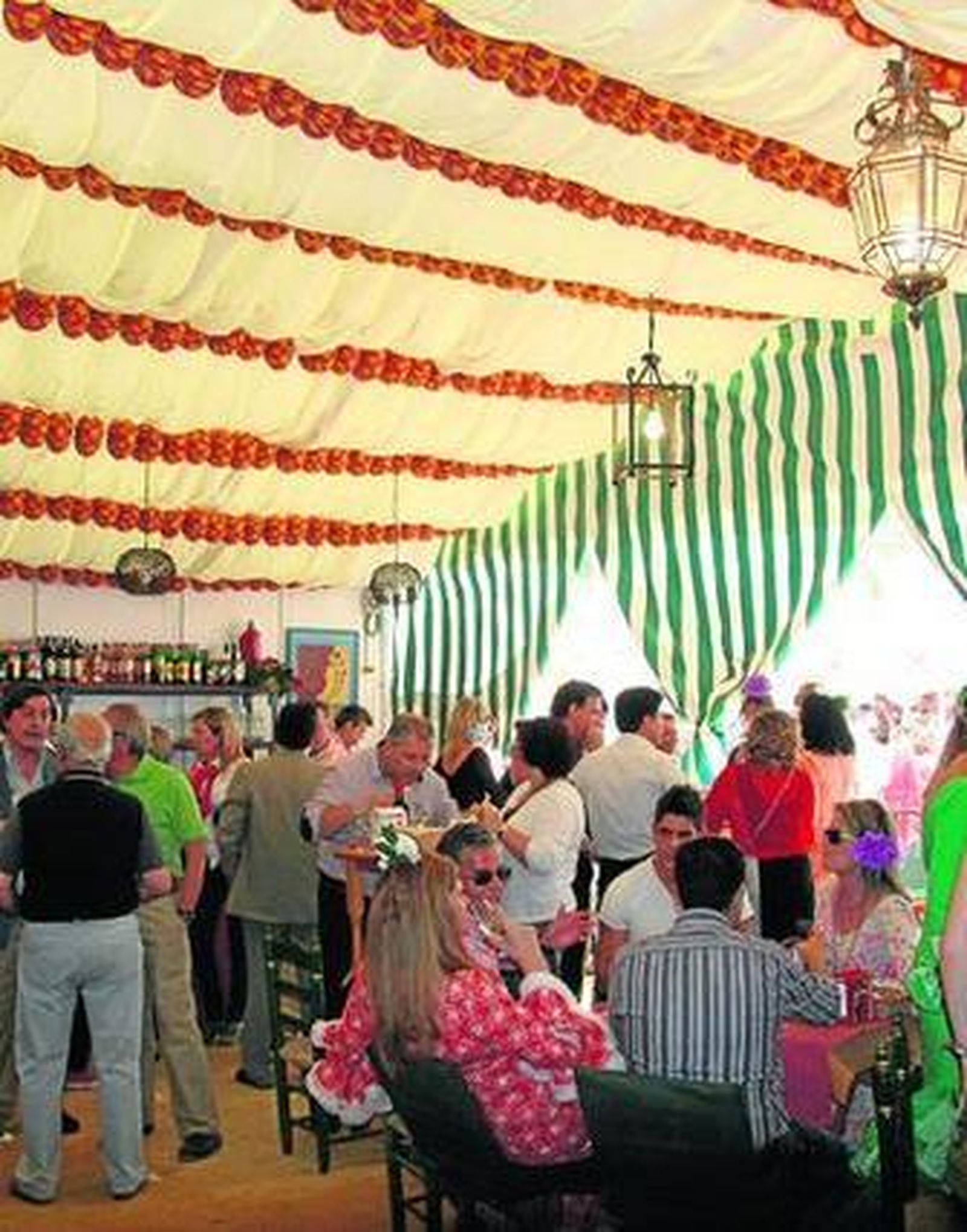 1. 'El Continental', caseta galardonada con el primer premio de interior, albergó durante el día de ayer a numerosos visitantes que disfrutaban de una agradable comida rodeada de familiares y amigos. 2. La caseta de 'La Cantarería' acoge en su interior una serie de elementos típicos andaluces, como es el caso de las sillas y mesas sevillanas. Esta se ha hecho con el segundo puesto de la modalidad correspondiente a exorno de interiores. 3. 'La Charanga' se alzó con el tercer puesto. La ornamentación de dicha caseta recuerda a los distintos elementos que componen los típicos patios andaluces, como son las paredes blancas y las macetas de geranios. FOTOS: ANDRÉS MORA