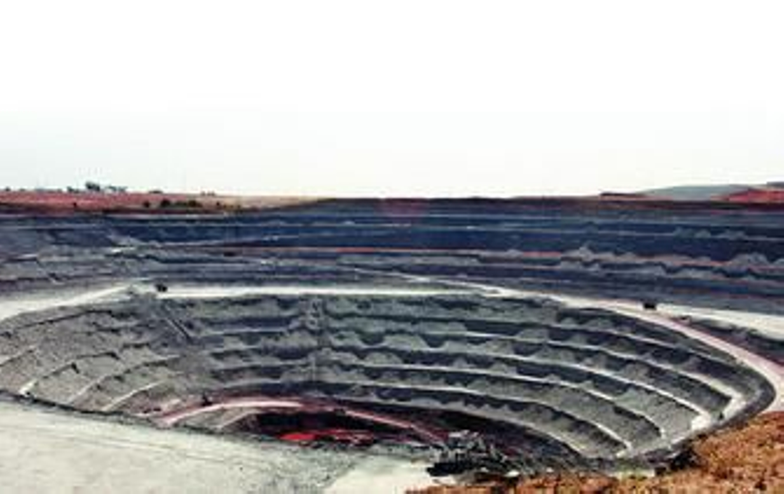 La corta de la mina, ayer, cuando en el fondo ya podía apreciarse el color del cobre que ha aflorado.