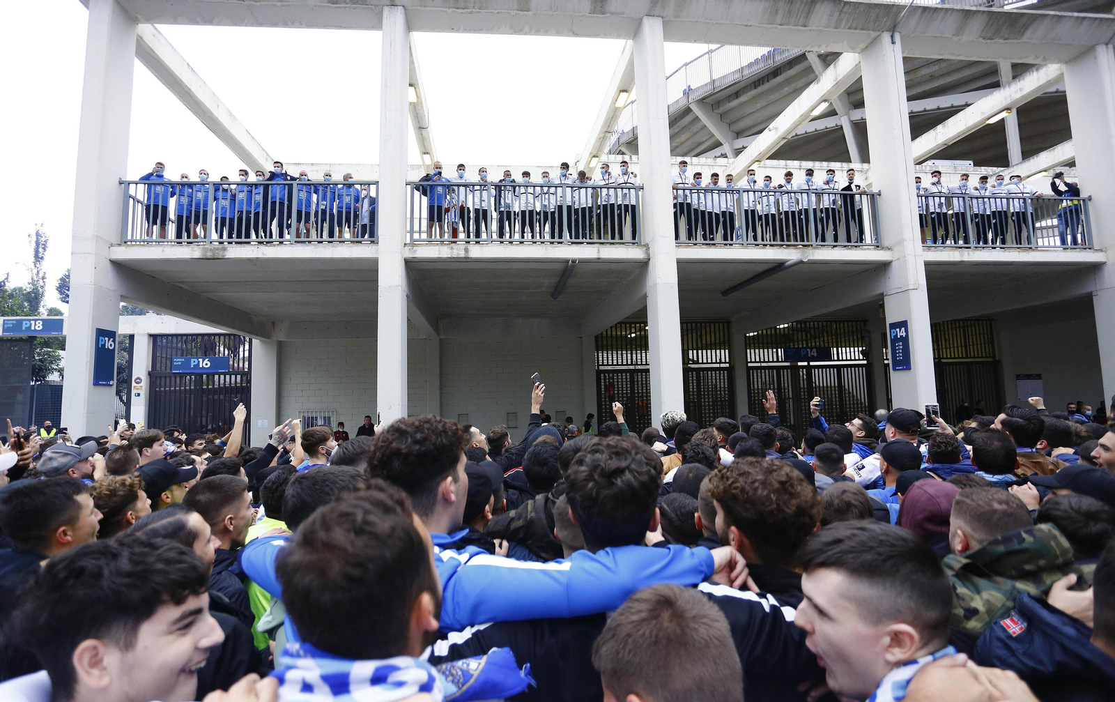 La afición del Málaga CF y el equipo, antes del partido de Las Palmas.
