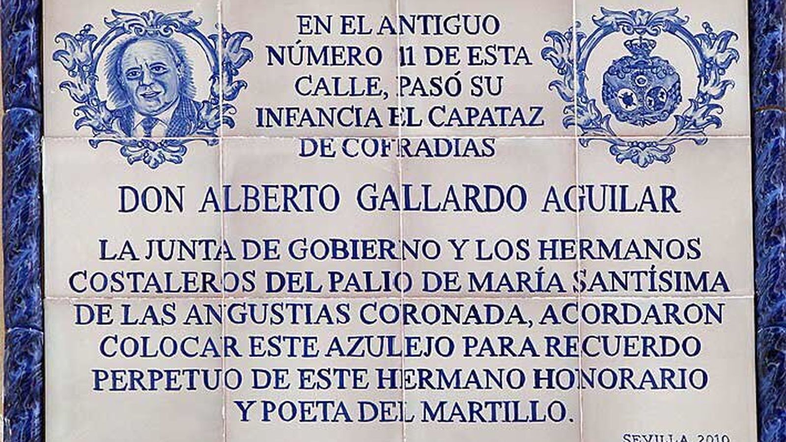 Azulejo en la calle Sol dedicado a Alberto Gallardo