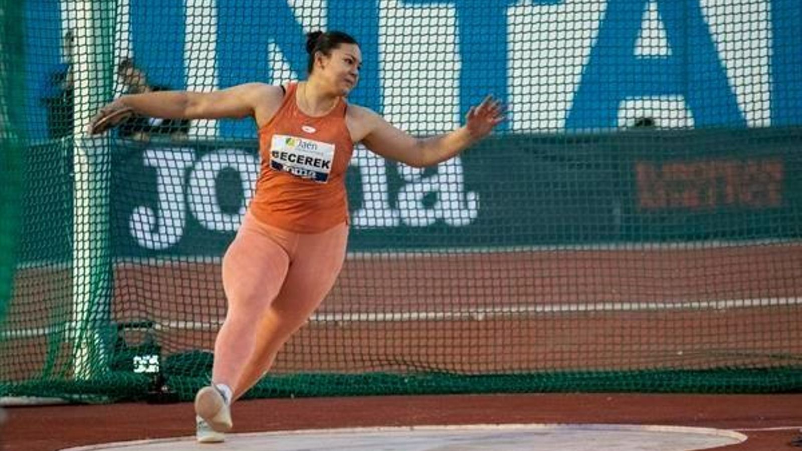 La turca Ozlem Becerek, campeona de Europa sub 23, venció la prueba del lanzamiento de disco con una marca de 59,25 metros, su mejor registro de esta temporada.