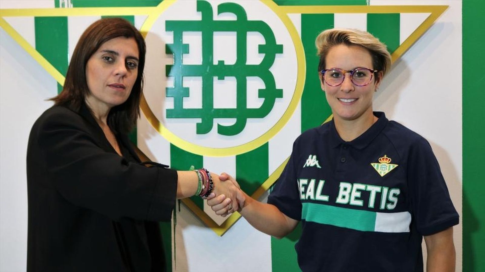 Fotografía del acto con el que se ha sellado la continuidad de Priscila Borja en el Betis.