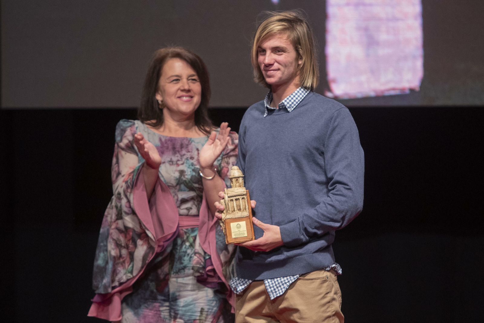 Maite Lebrero entrega el Premio al Mejor Deportista Masculino a Jorge González Sillero.
