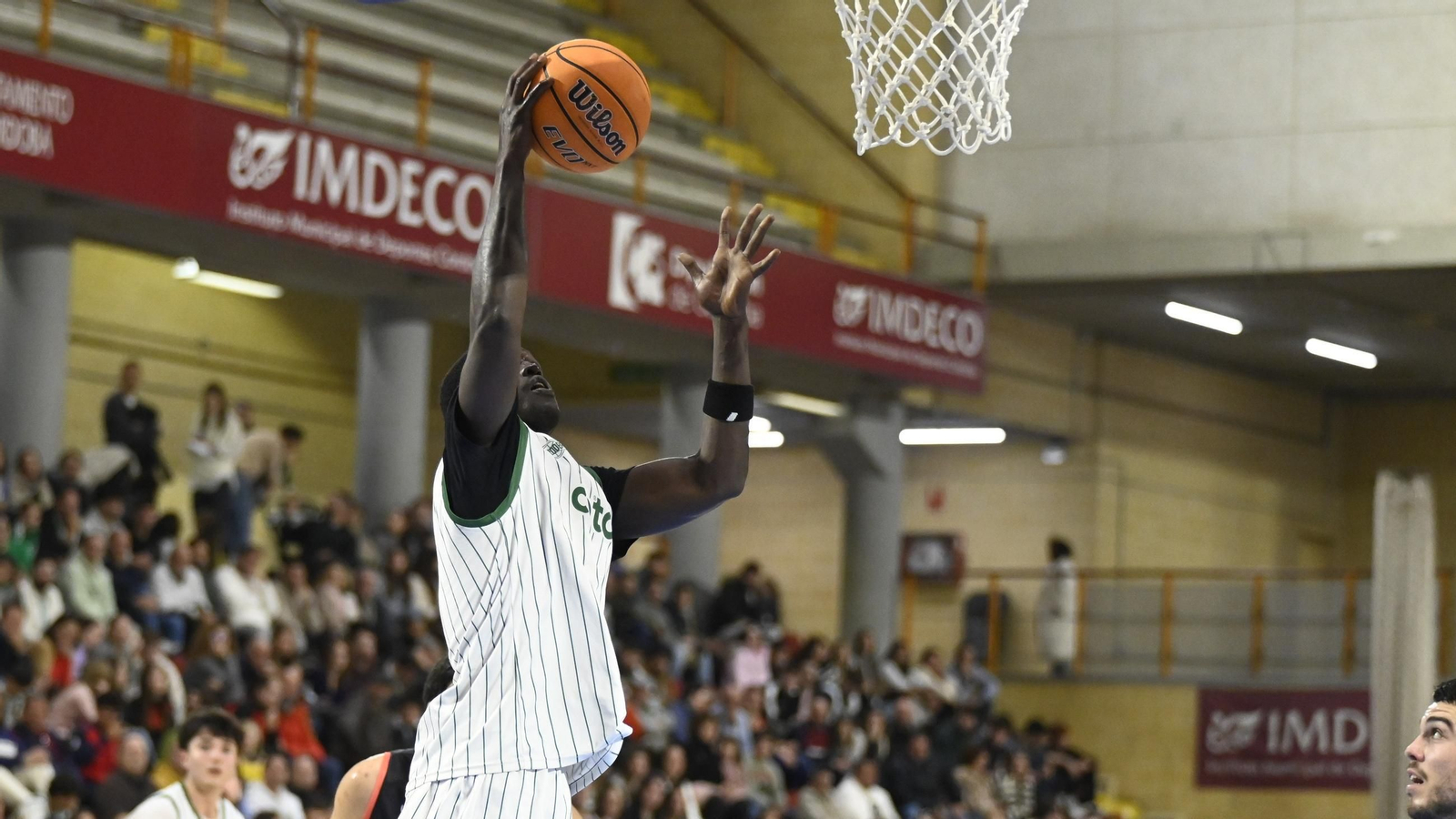 Lamine Ndiaye entra a canasta.