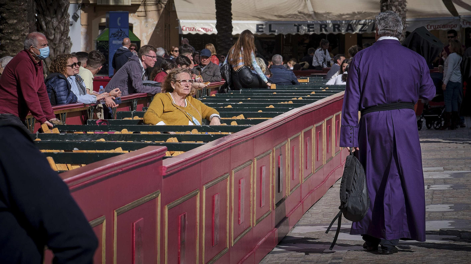 Piedad suspende su salida procesional, los hermanos de la cofradía realizan estación de penitencia en el interior de la iglesia de Santiago.