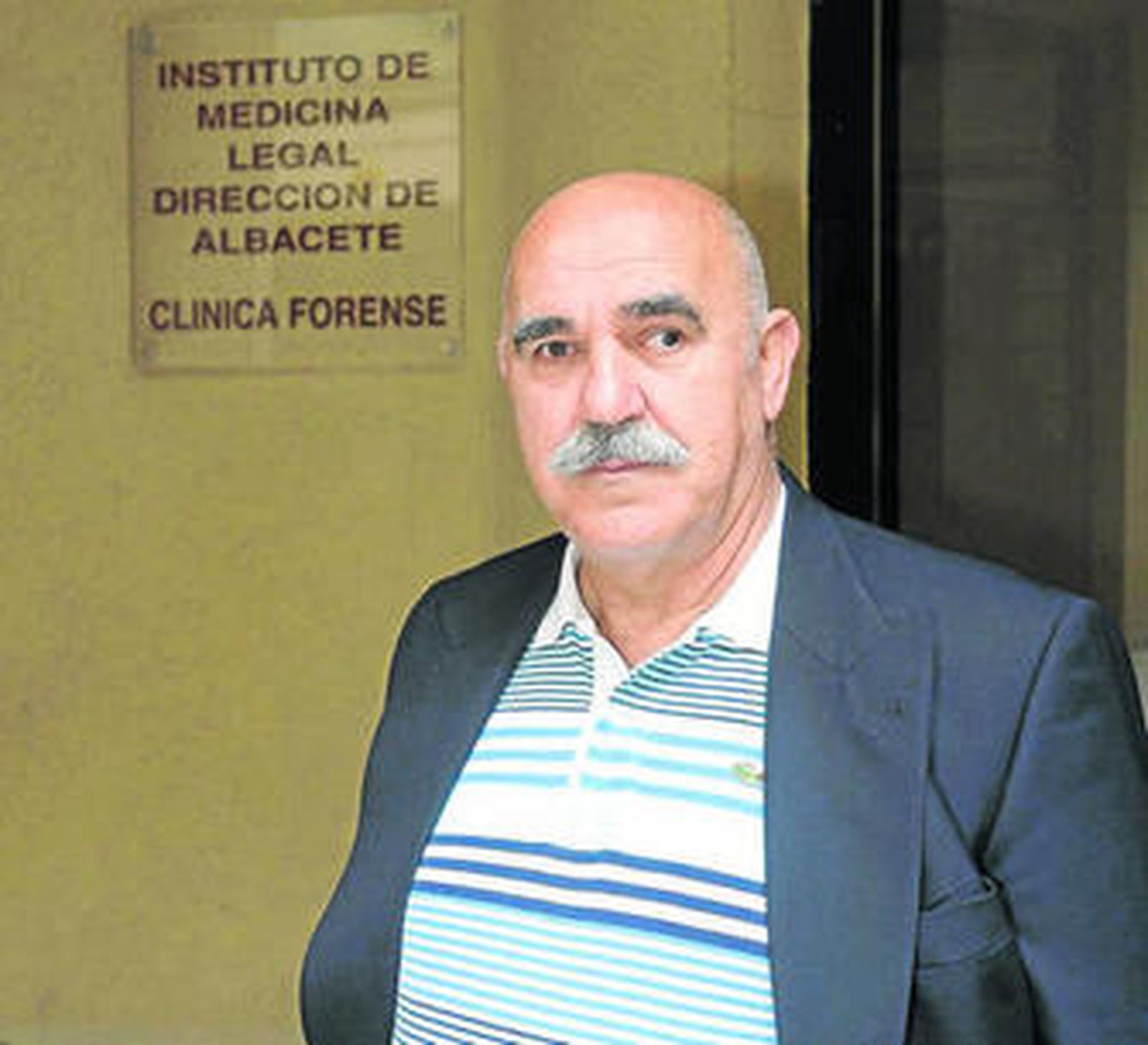 José Collado, en la puerta del Instituto de Medicina Legal de Albacete donde se practicó la prueba de ADN.