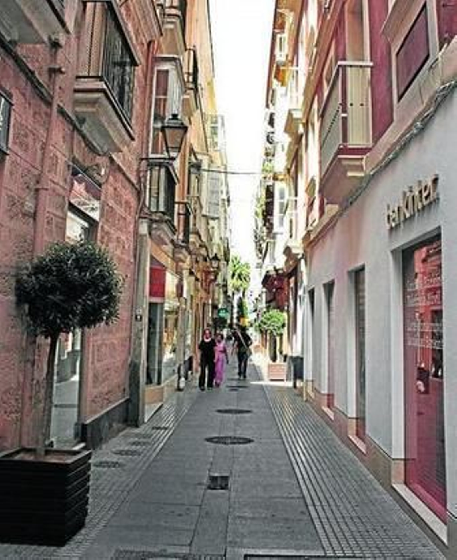 El tránsito por Corneta Soto Guerrero ha descendido por la obra del parking.