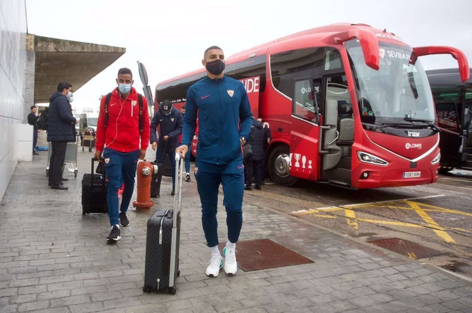 Diego Carlos y Fernando, a su llegada al aeropuerto de Sevilla.