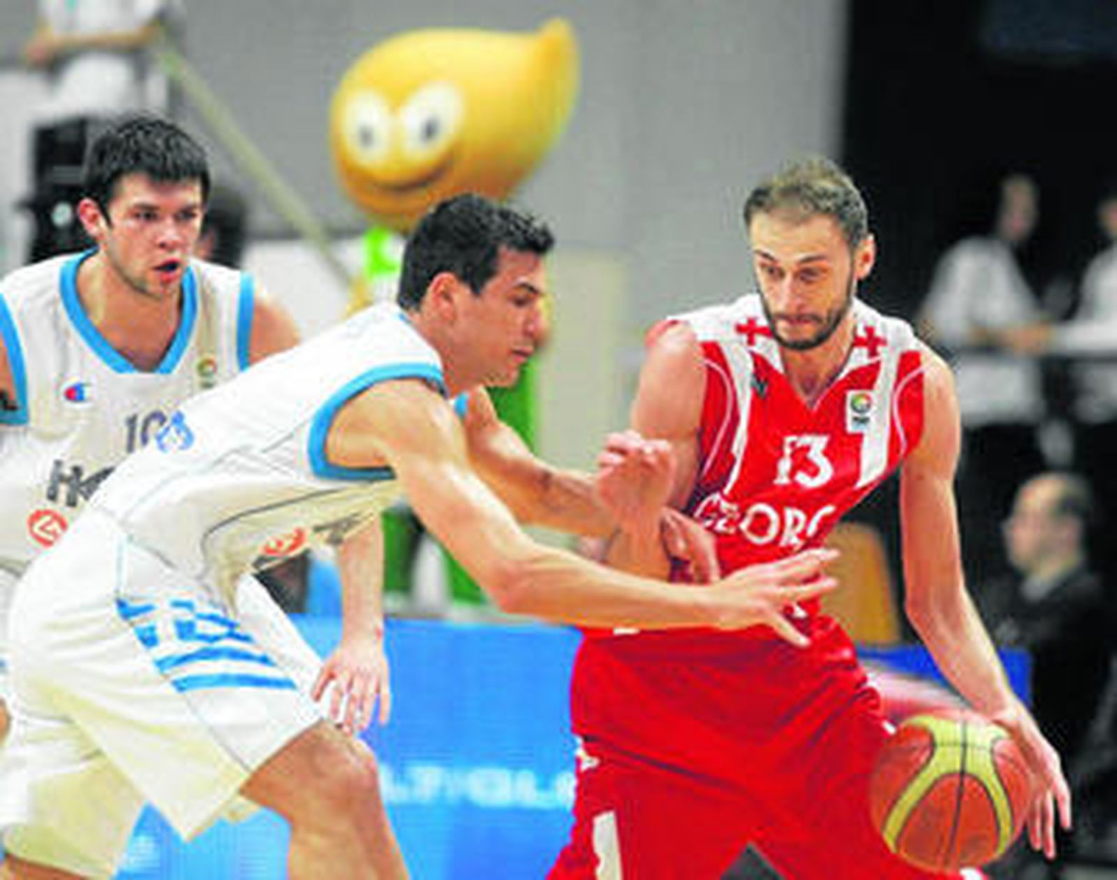 Sanikidze trata de superar a un rival durante un encuentro con la selección georgiana.