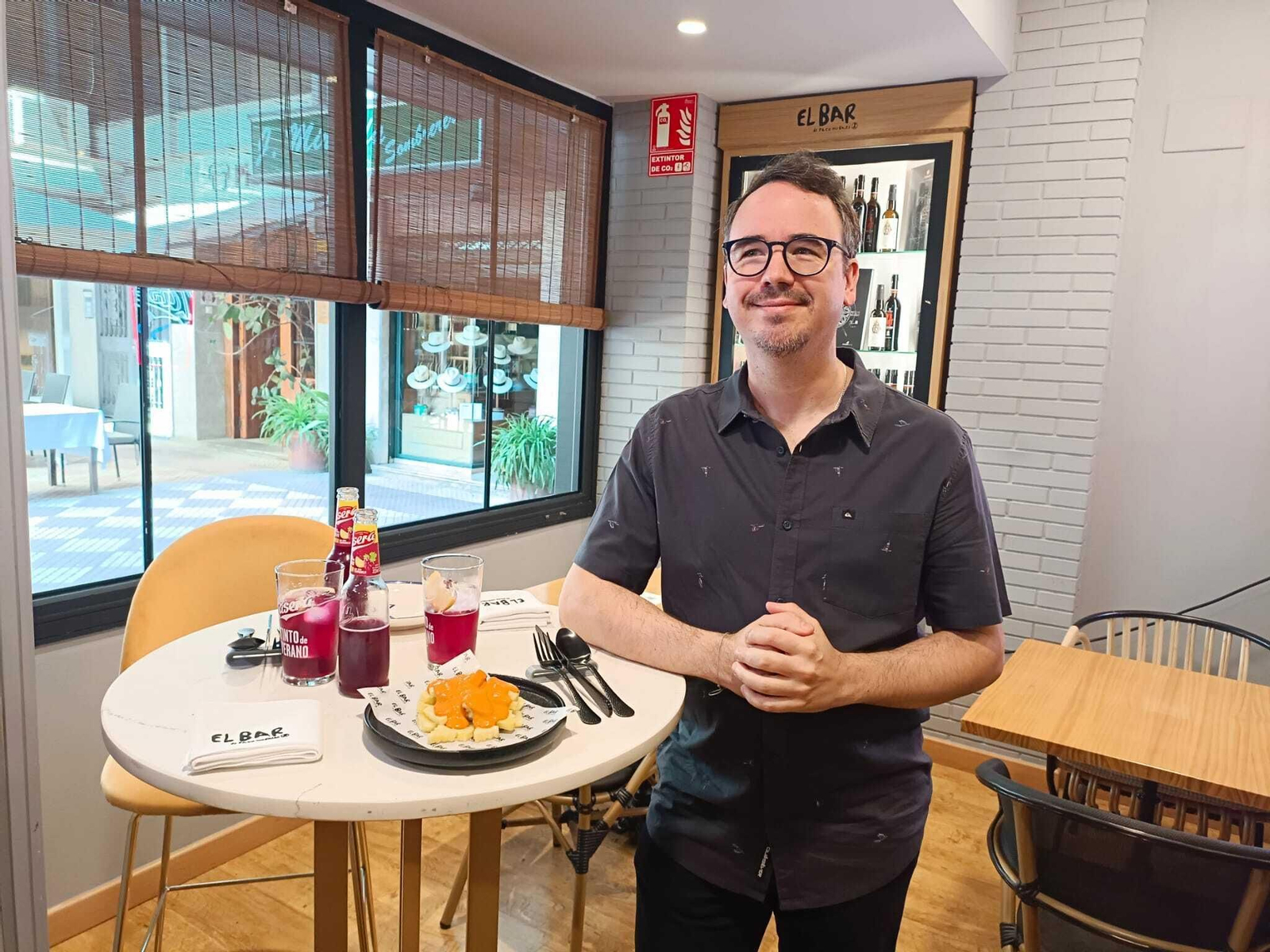 Paco Morales, en El Bar que regenta en Córdoba.