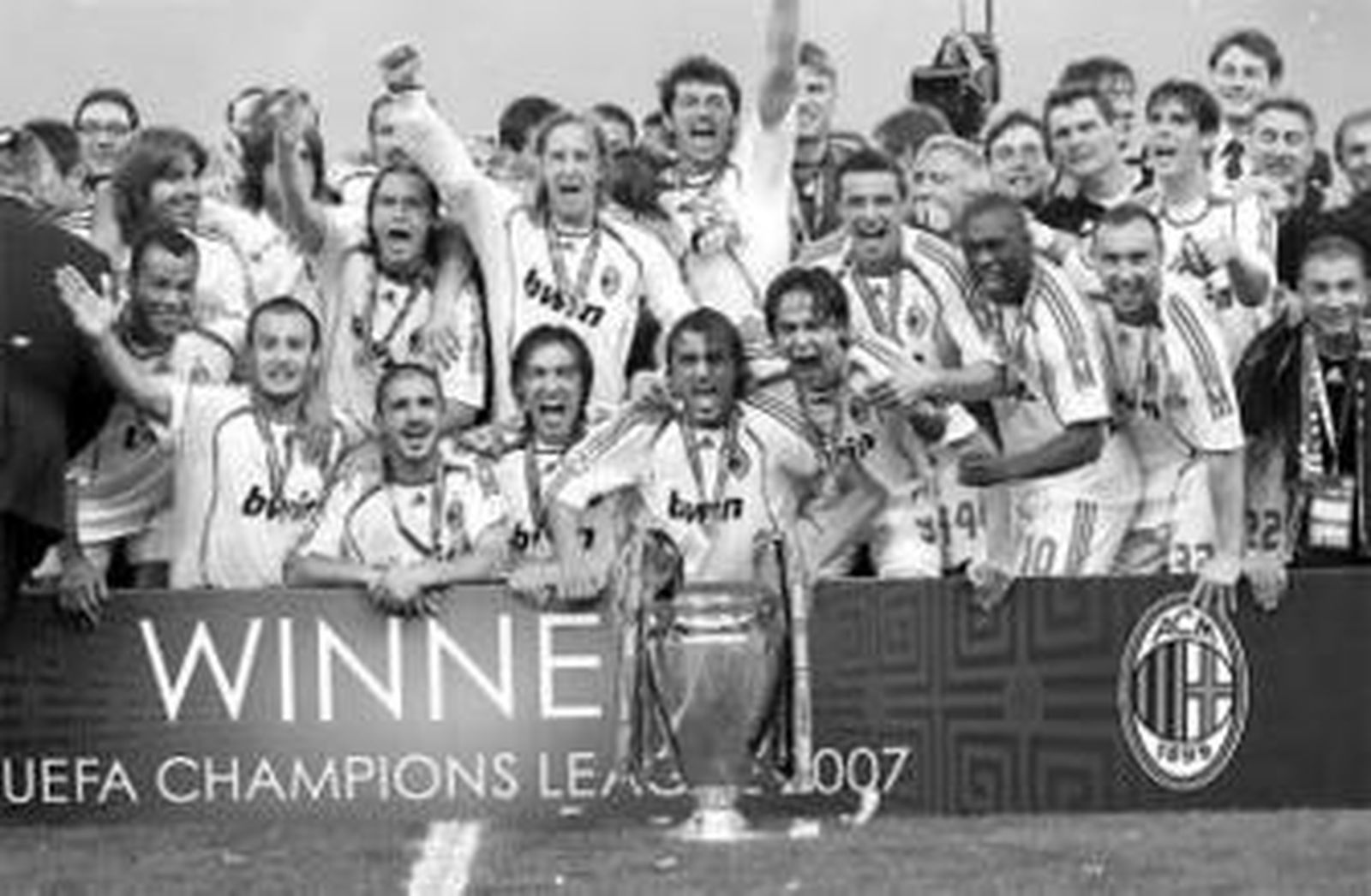 1. El Milán posa tras vencer la final del pasado año al Liverpool por 2-1. Mañana, su trono vacante será ocupado por Manchester United o Chelsea. 2. Gabriel Hanot, periodista de 'L'Equipe' que tuvo la idea de organizar una competición entre los campeones de Liga. 3. Zárraga levanta la Copa de 1959 ante la mirada de Domínguez, Di Stéfano y Santamaría.