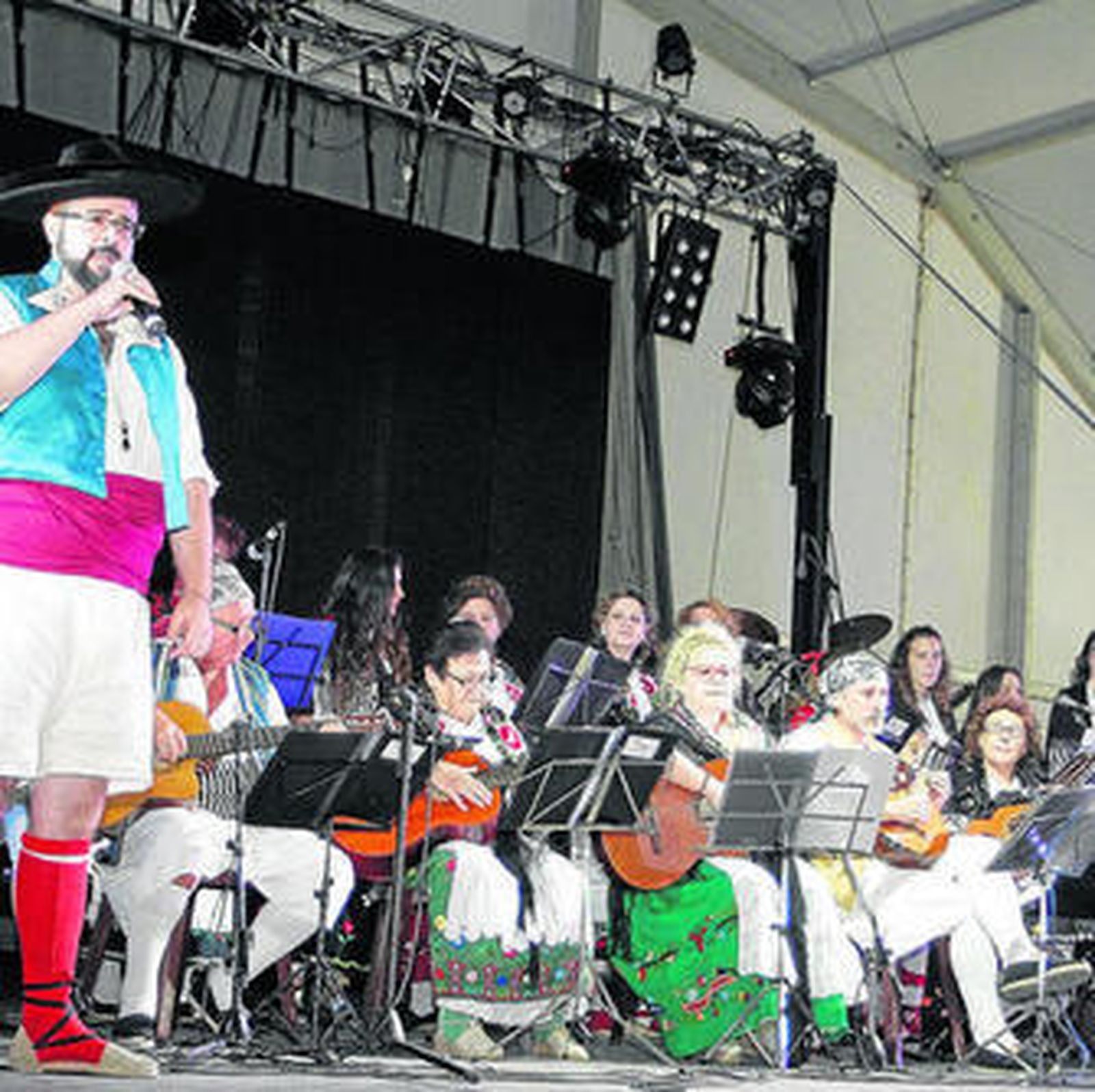 Presentanción del acto acompañado de una buena música.