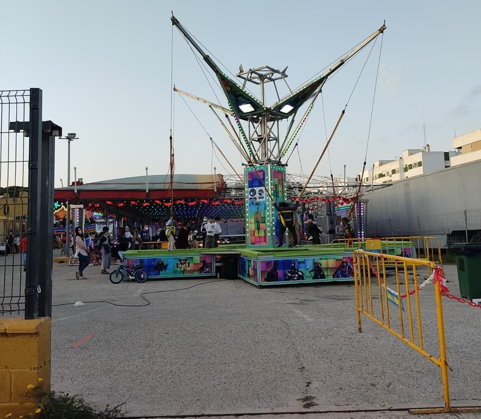 Algunos feriantes pudieron instalar sus atracciones en Barbate.