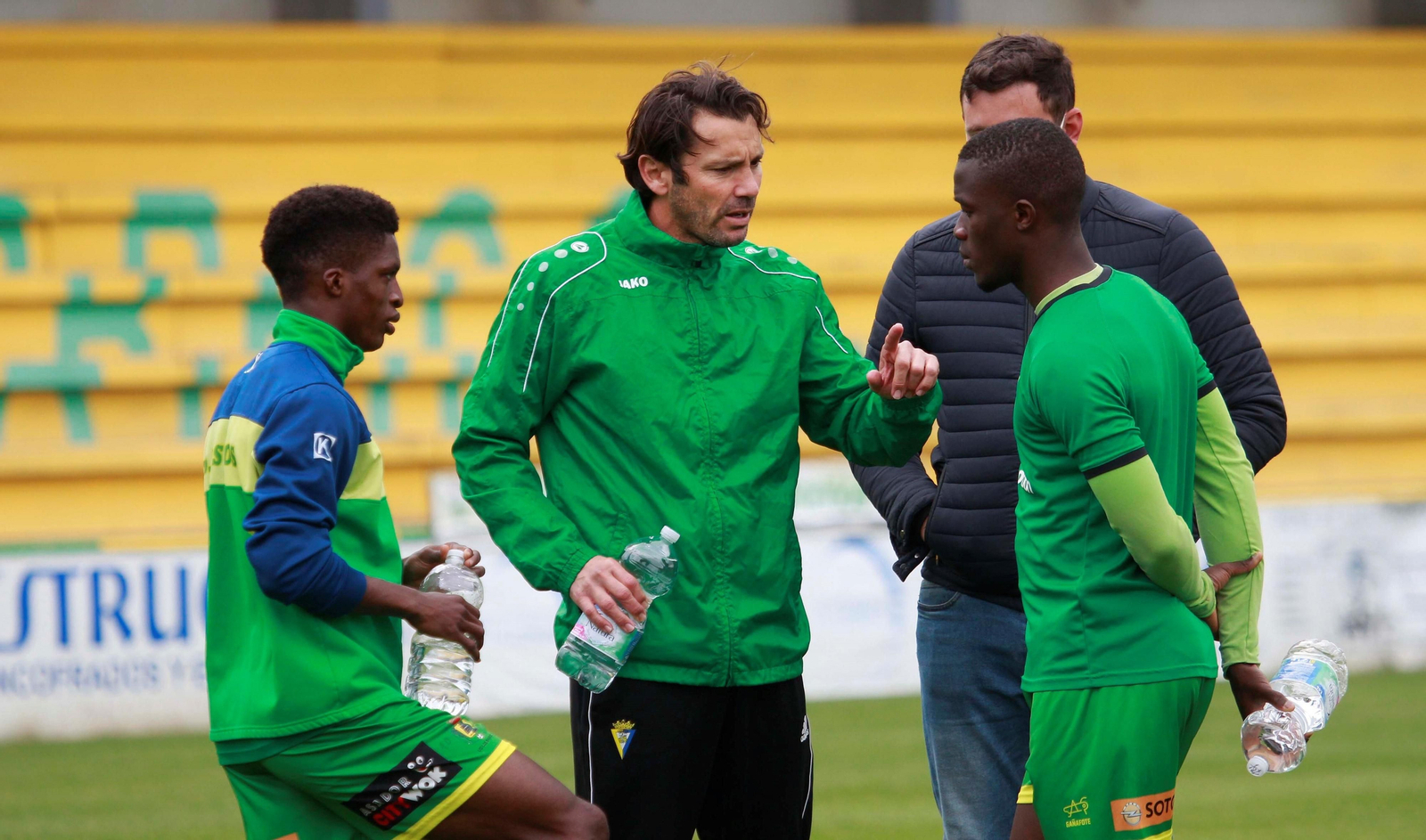 Keko Rosano conversa con Diawara ante la mirada de Bouba.