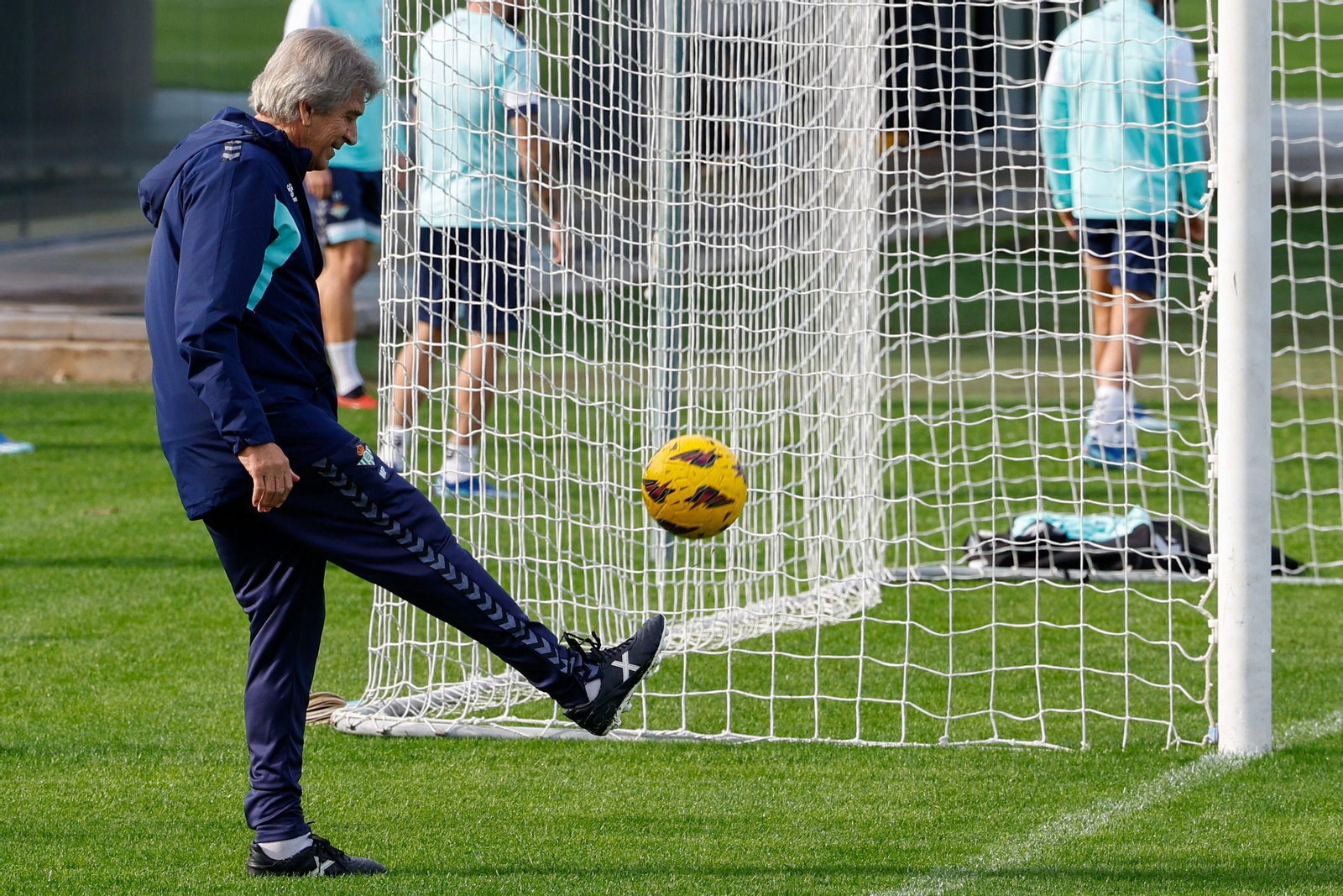 Pellegrini da toques a un balón durante un entrenamiento del Betis.