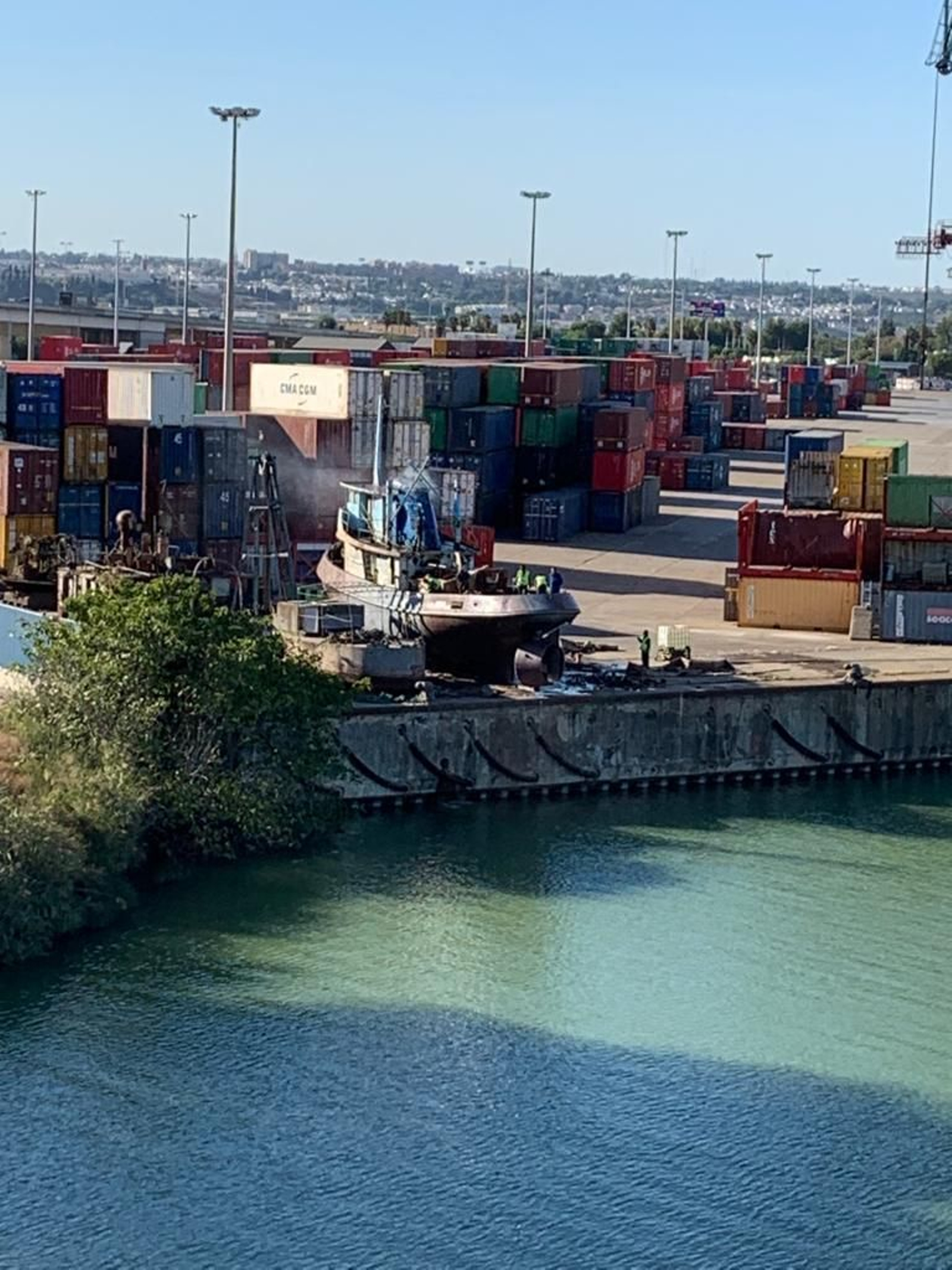 El 'Cape-R 3' está siendo reparado en el Muelle del Centenario.