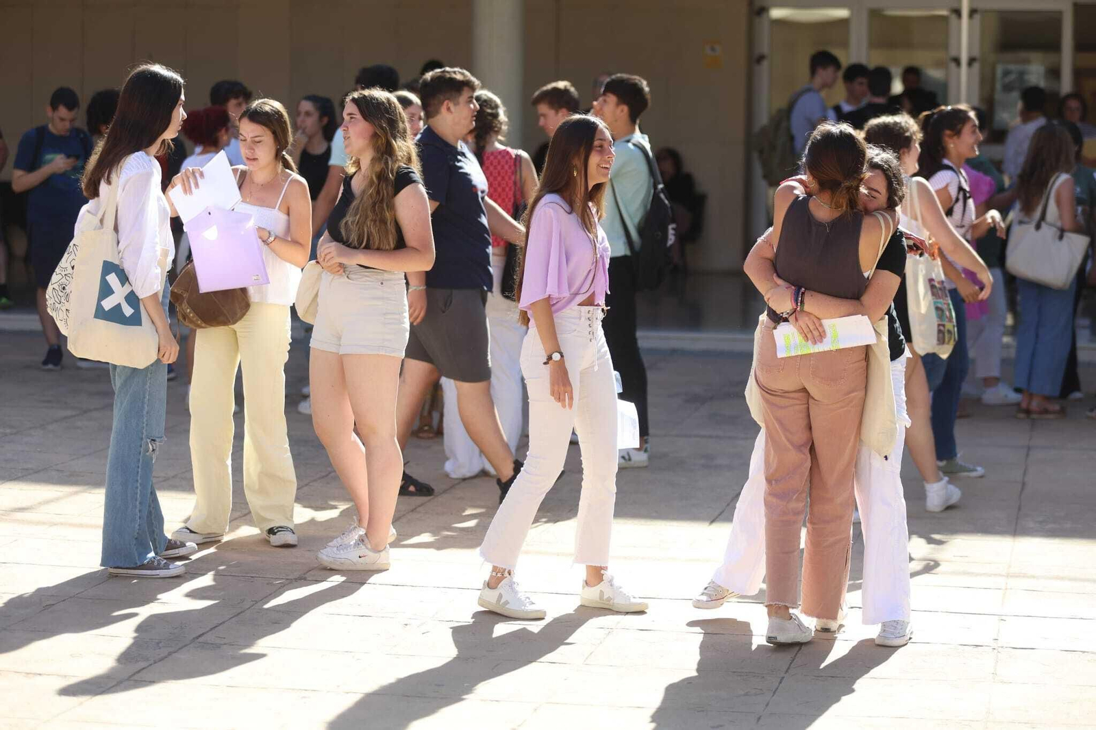 Fotos: Abrazos y nervios en el primer día de Selectividad en Málaga