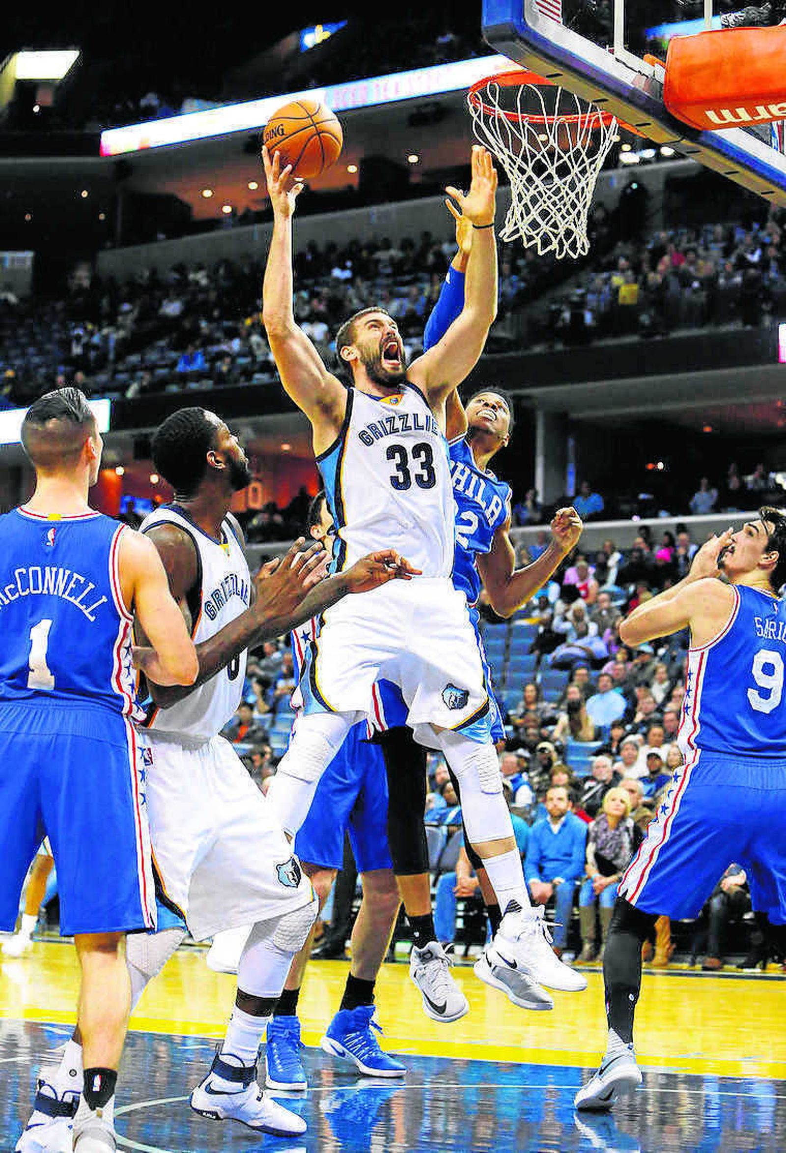 Marc Gasol se dispone a anotar en la zona de los Sixers.