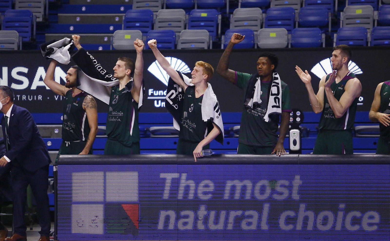 Los jugadores del Unicaja celebran un triple.