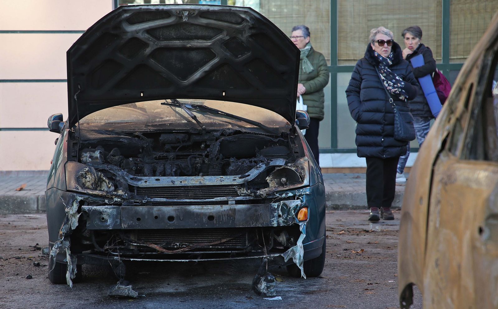Incendio de vehículos en las avenidas Bruselas y España, en Algeciras.