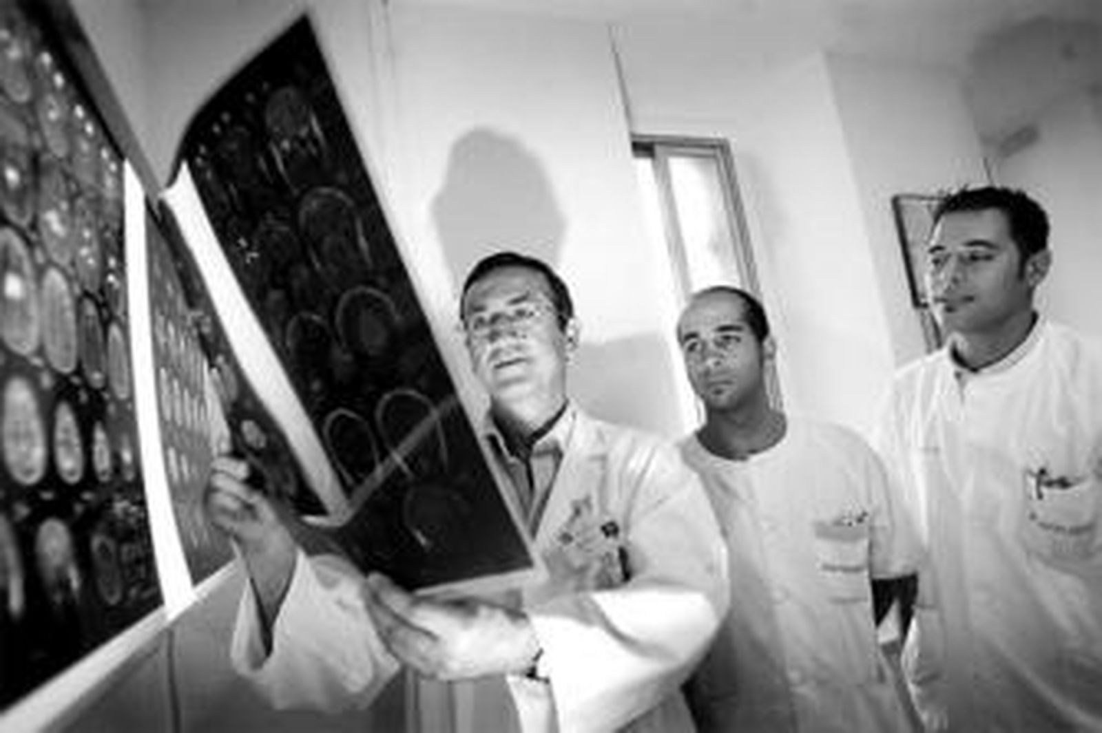 El doctor Mariano Bravo, a la izquierda, junto al enfermero Jaime Cordero y el neuropsicólogo Carlos Arrabal.