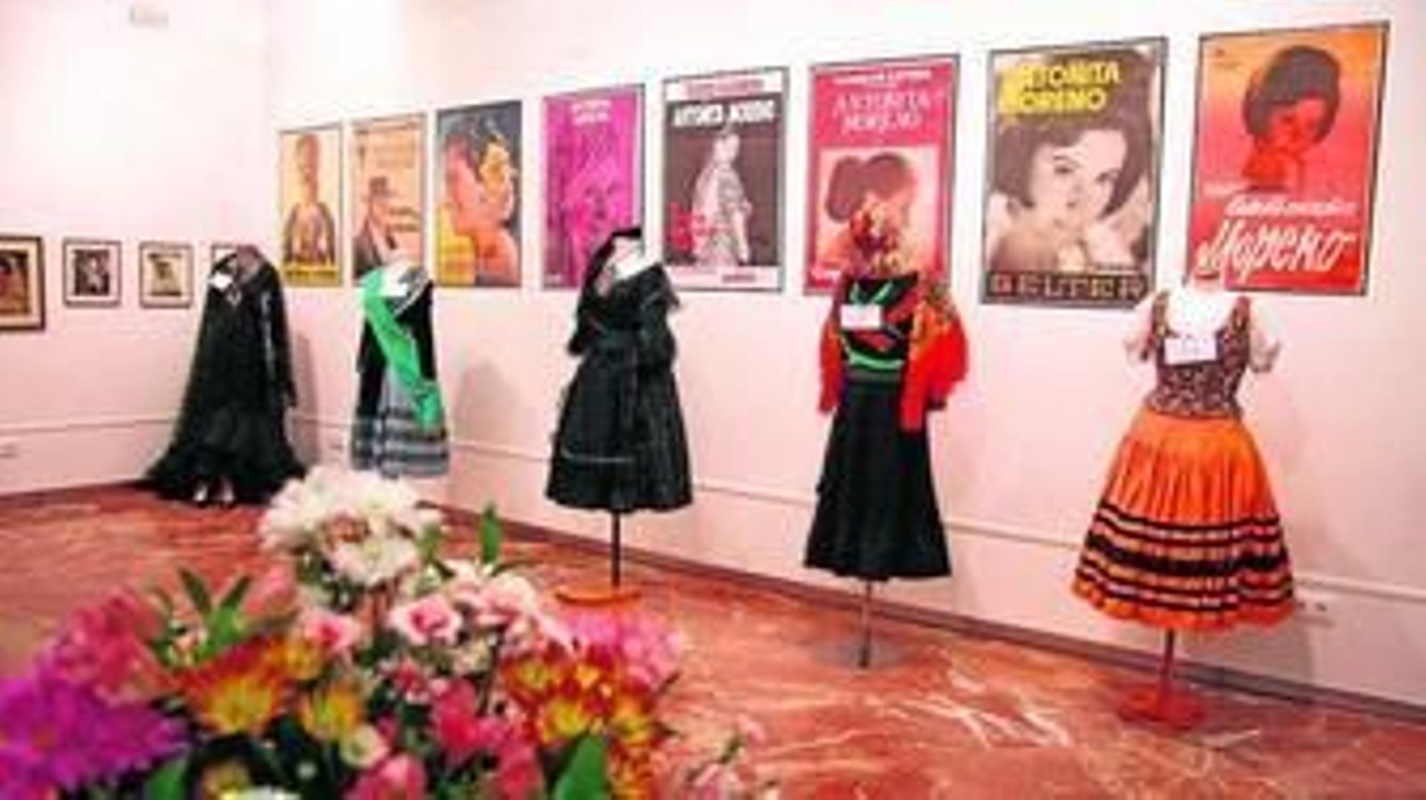 Trajes de Antoñita Moreno. A la derecha, cartel de su gira artística por Rusia en 1969.