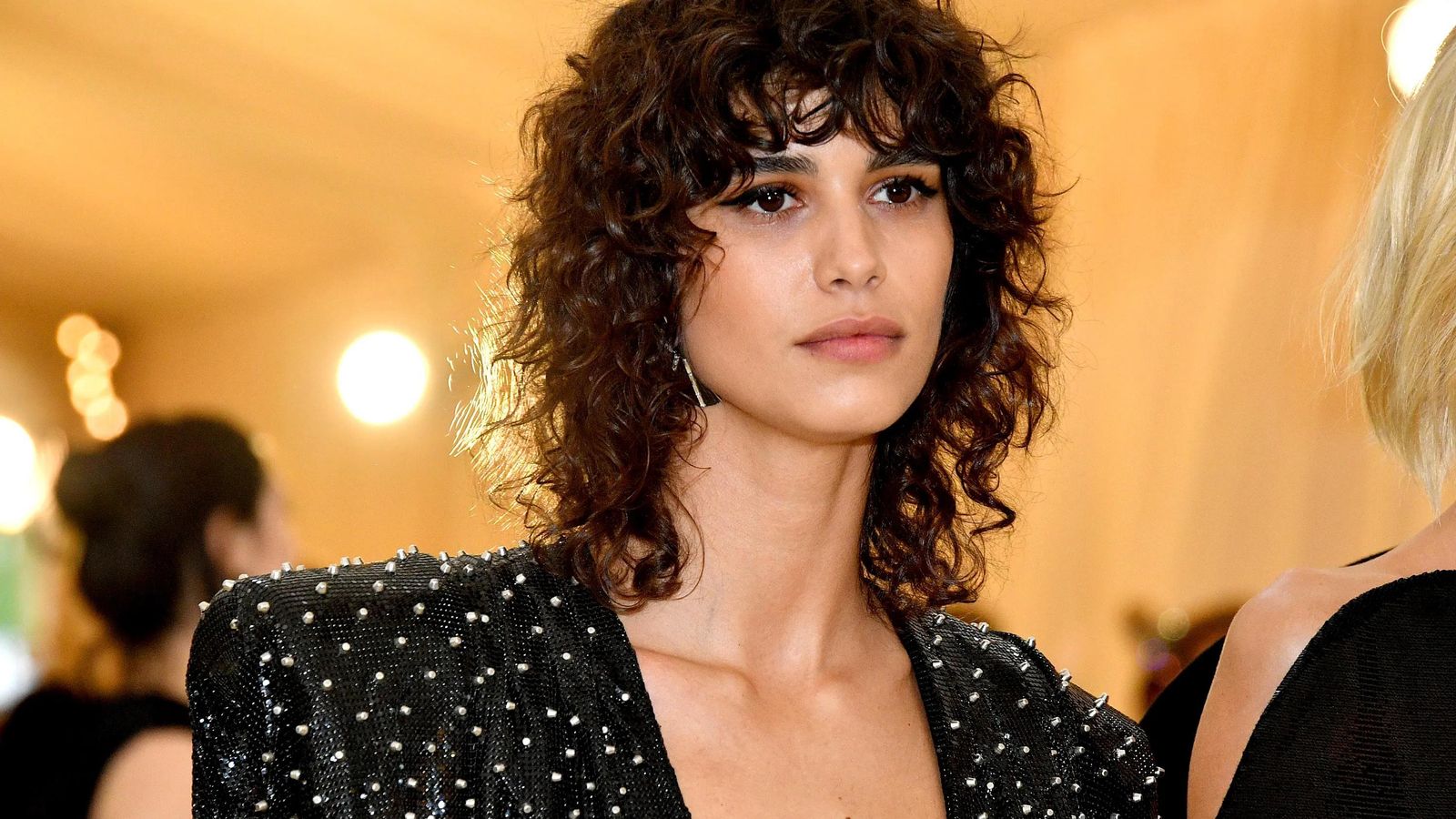 Corte de pelo shaggy para una melena rizada.