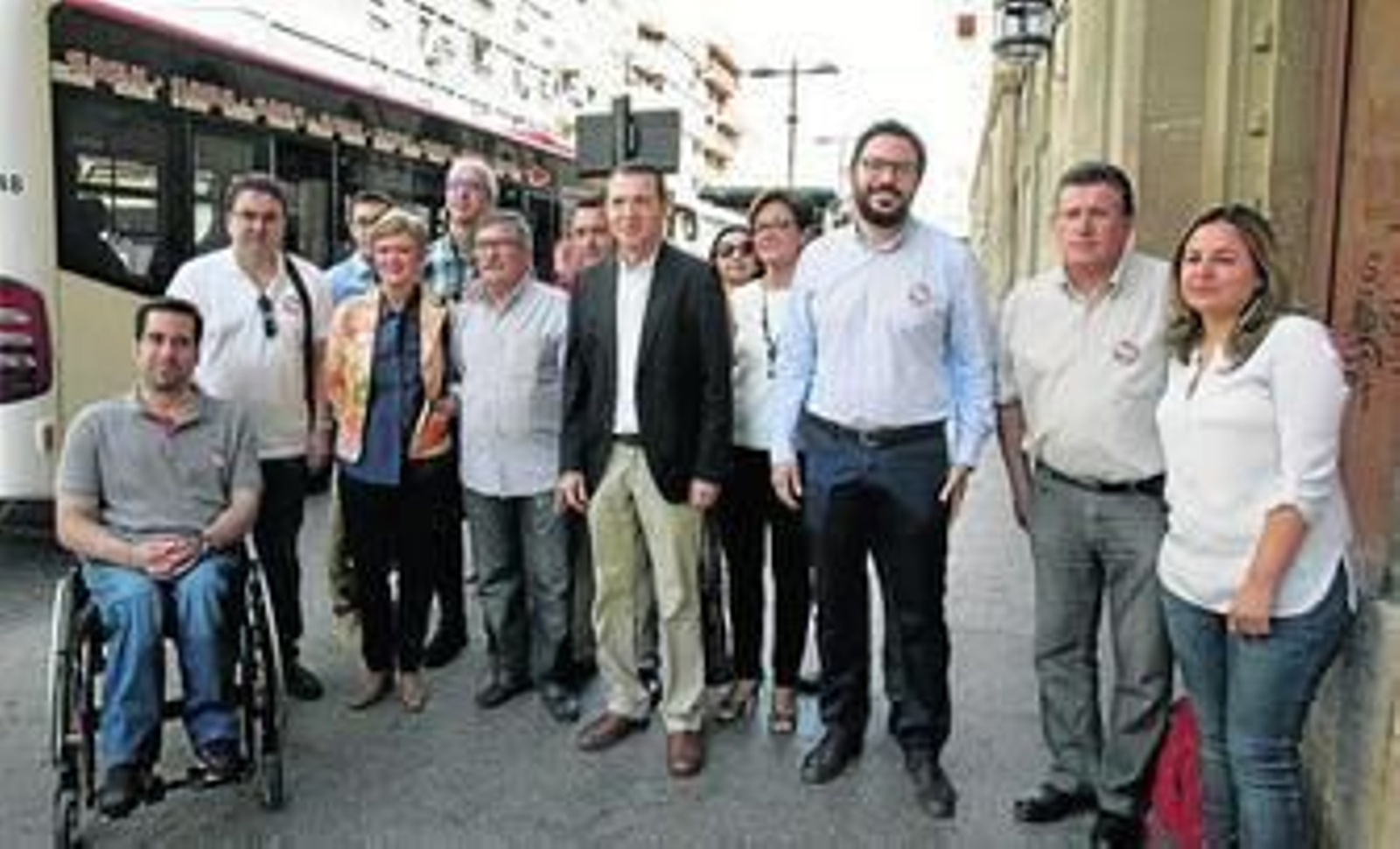 El candidato socialista junto a parte del equipo que le acompaña en el camino hacia al Alcaldía.