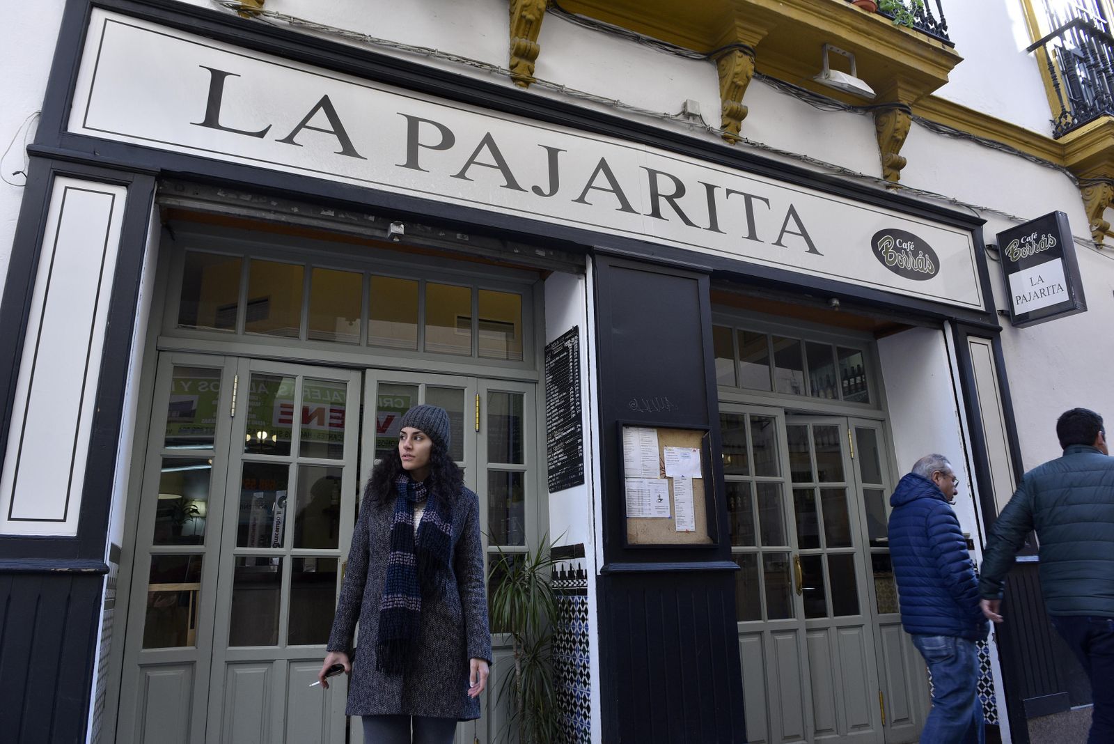 Imagen del bar La Pajarita del pasado miércoles, una prolongación de la casa-hermandad.