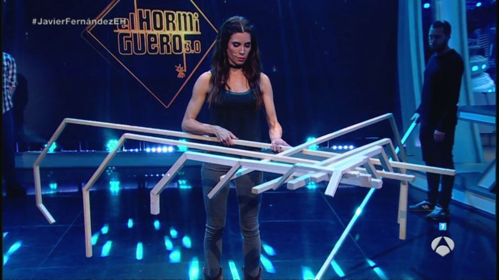 Pilar Rubio realizando uno de sus asombrosos retos. En este caso, mantener 11 palos en equilibrio sólo con sus manos.